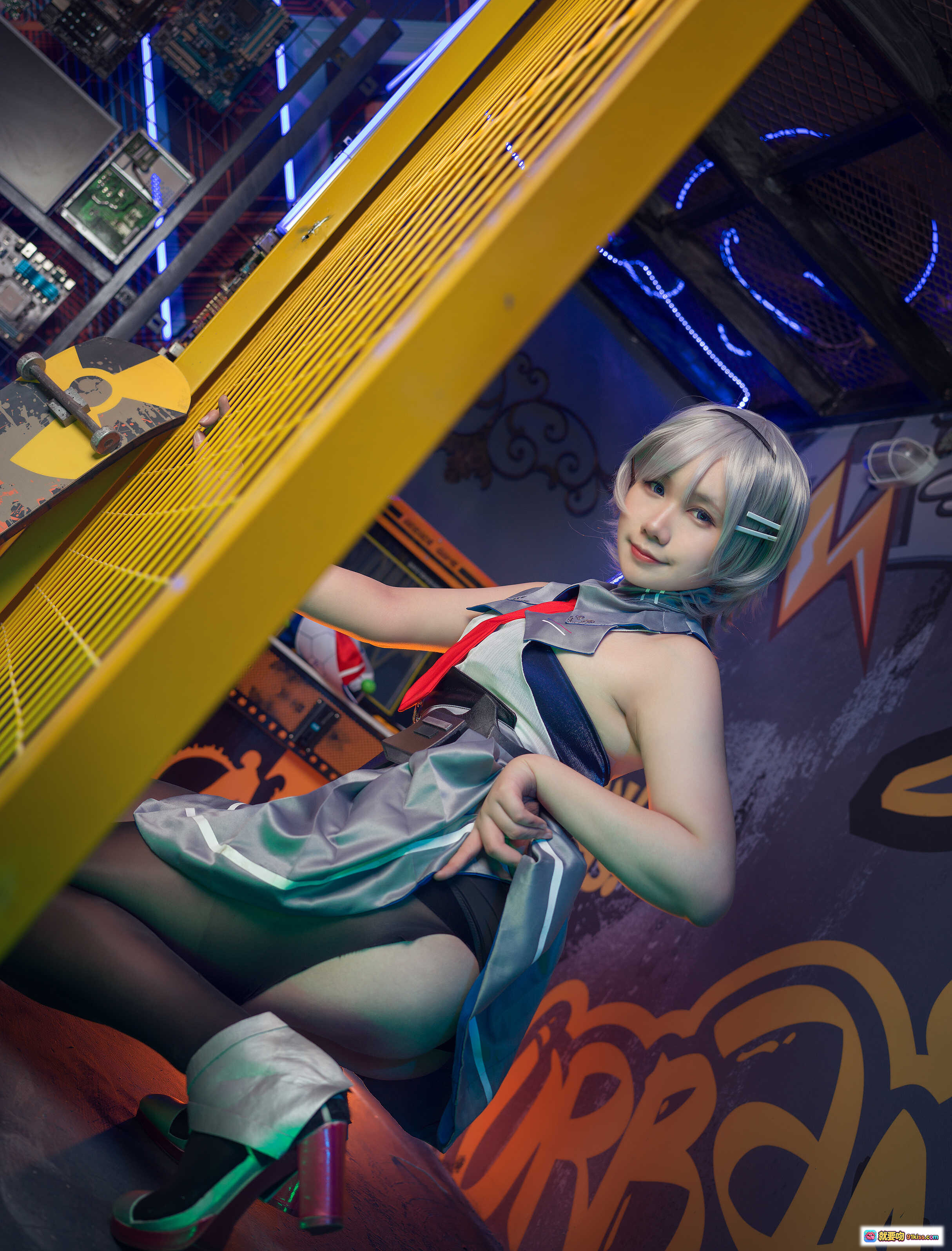 图片[3] - 麻花酱NO.002里诺原皮Cosplay写真｜赛博朋克风黑丝美腿｜机械臂轮胎场景｜20P高清图集 - 就要吻