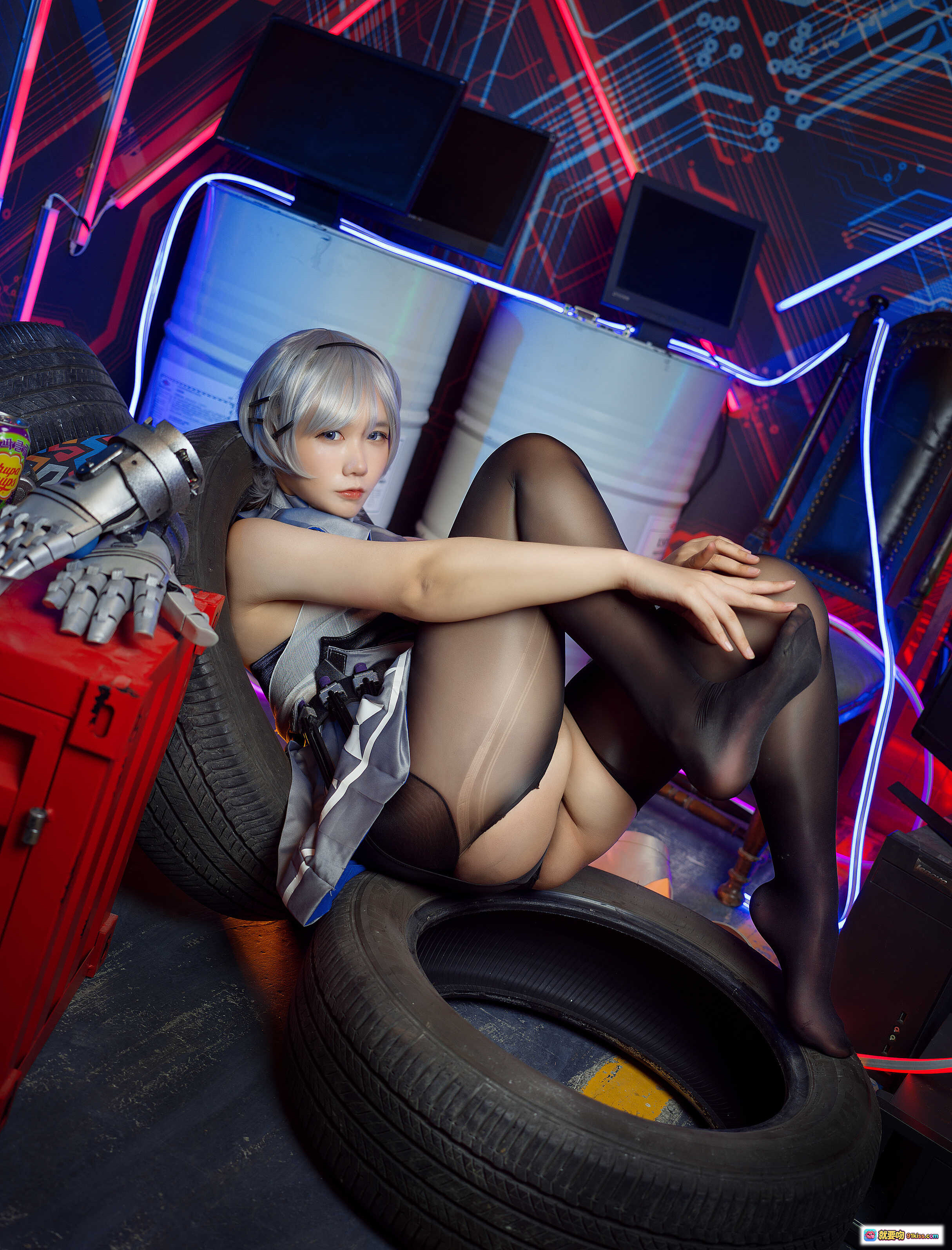 麻花酱NO.002里诺原皮Cosplay写真｜赛博朋克风黑丝美腿｜机械臂轮胎场景｜20P高清图集 - 就要吻