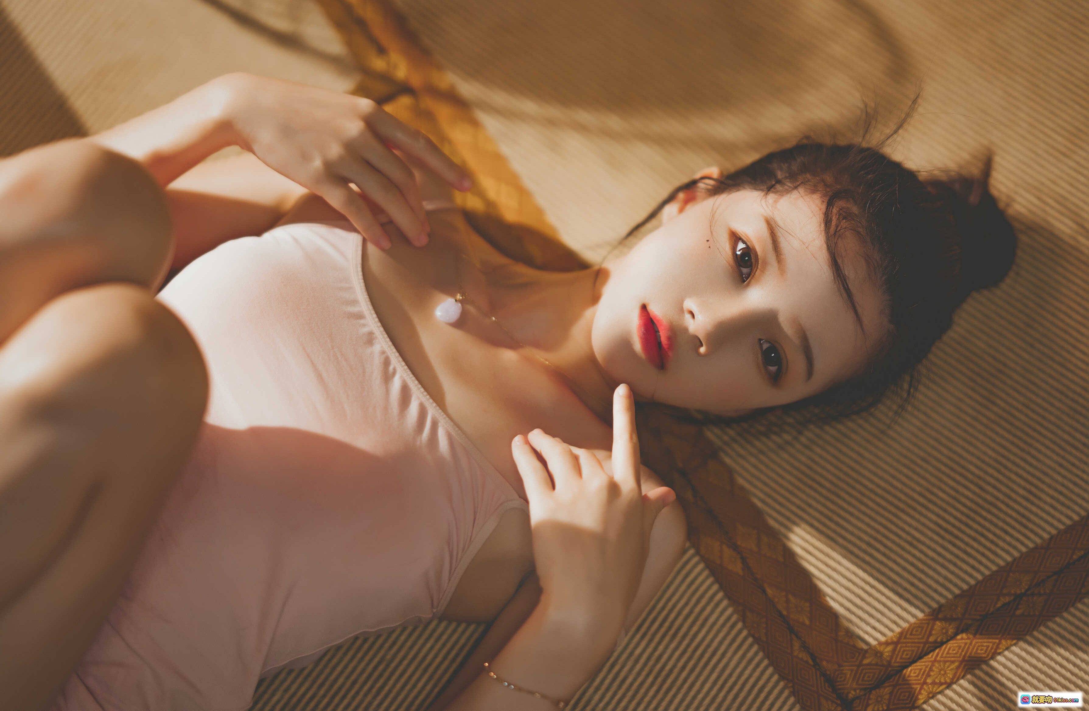 图片[4] - 桜桃喵炙夏写真集｜性感背影+柔光窗景+粉嫩内衣+私房氛围感美图47P - 就要吻