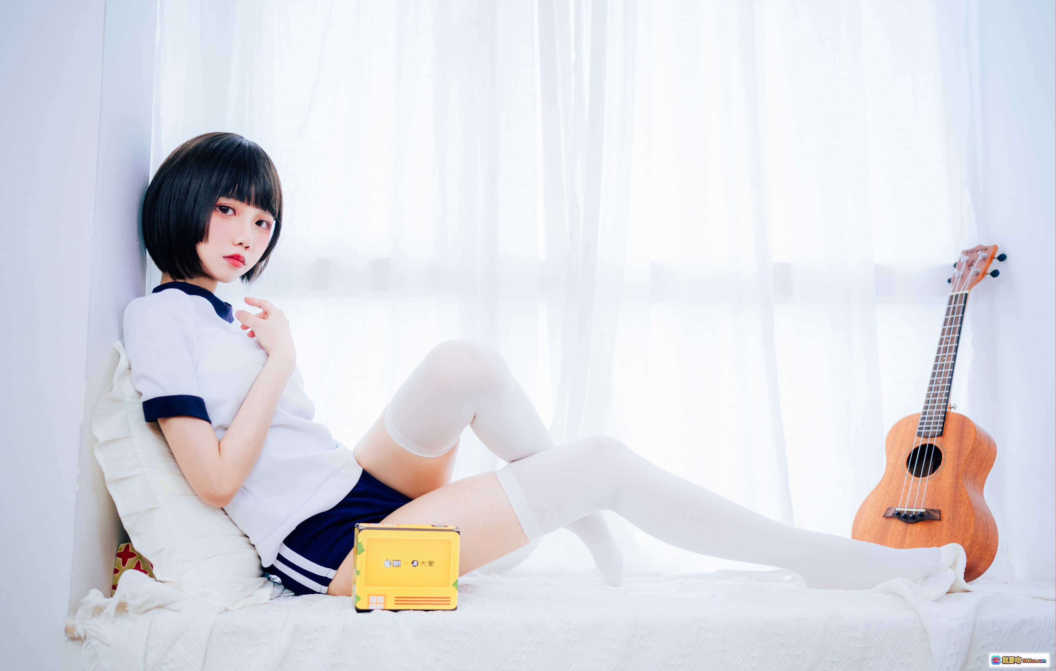 图片[5] - 果咩酱w NO.008 体操服写真 19P高清少女躺卧白床 短发白袜蓝短裤 清新窗帘背景 271MB无视频 - 就要吻