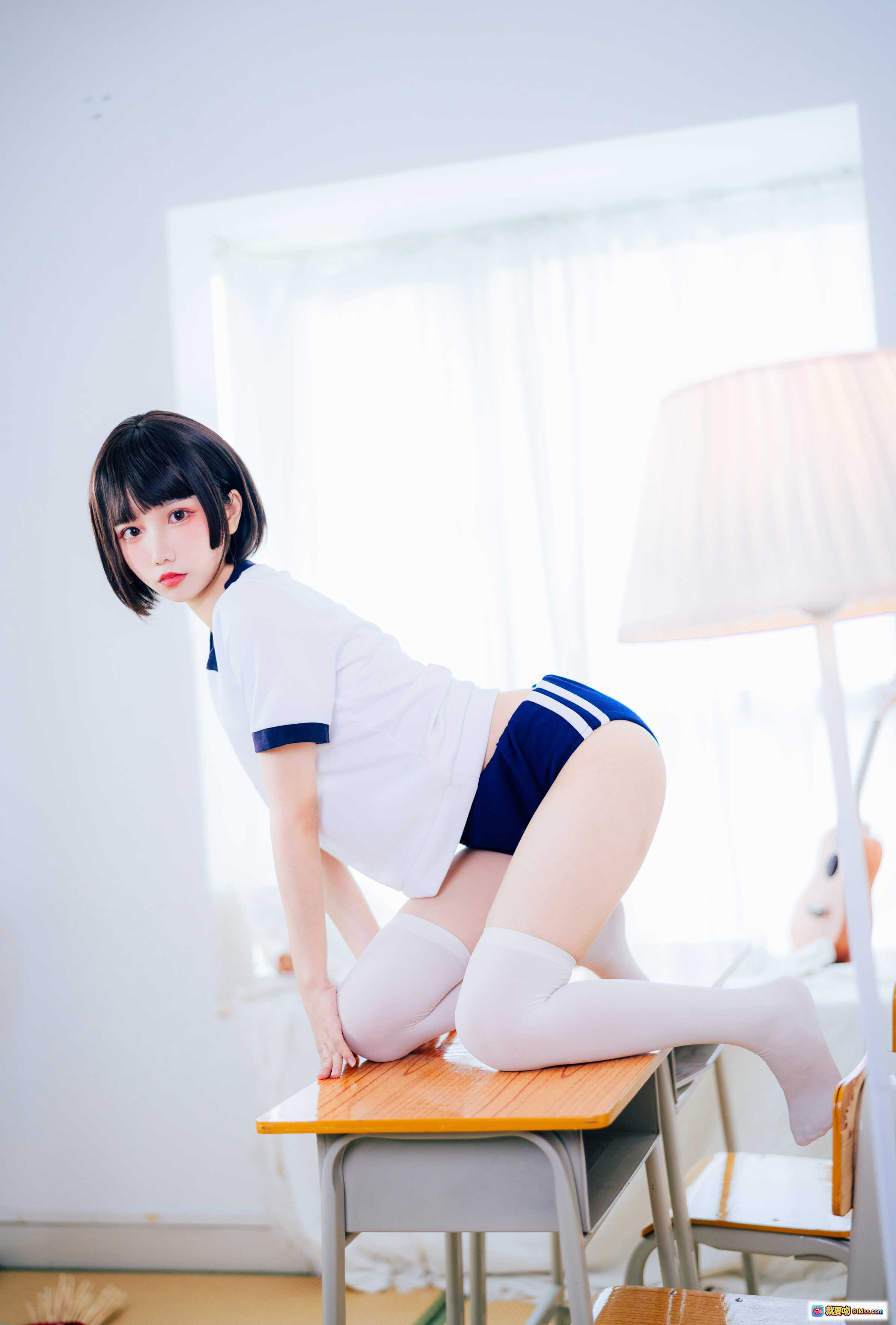 图片[4] - 果咩酱w NO.008 体操服写真 19P高清少女躺卧白床 短发白袜蓝短裤 清新窗帘背景 271MB无视频 - 就要吻