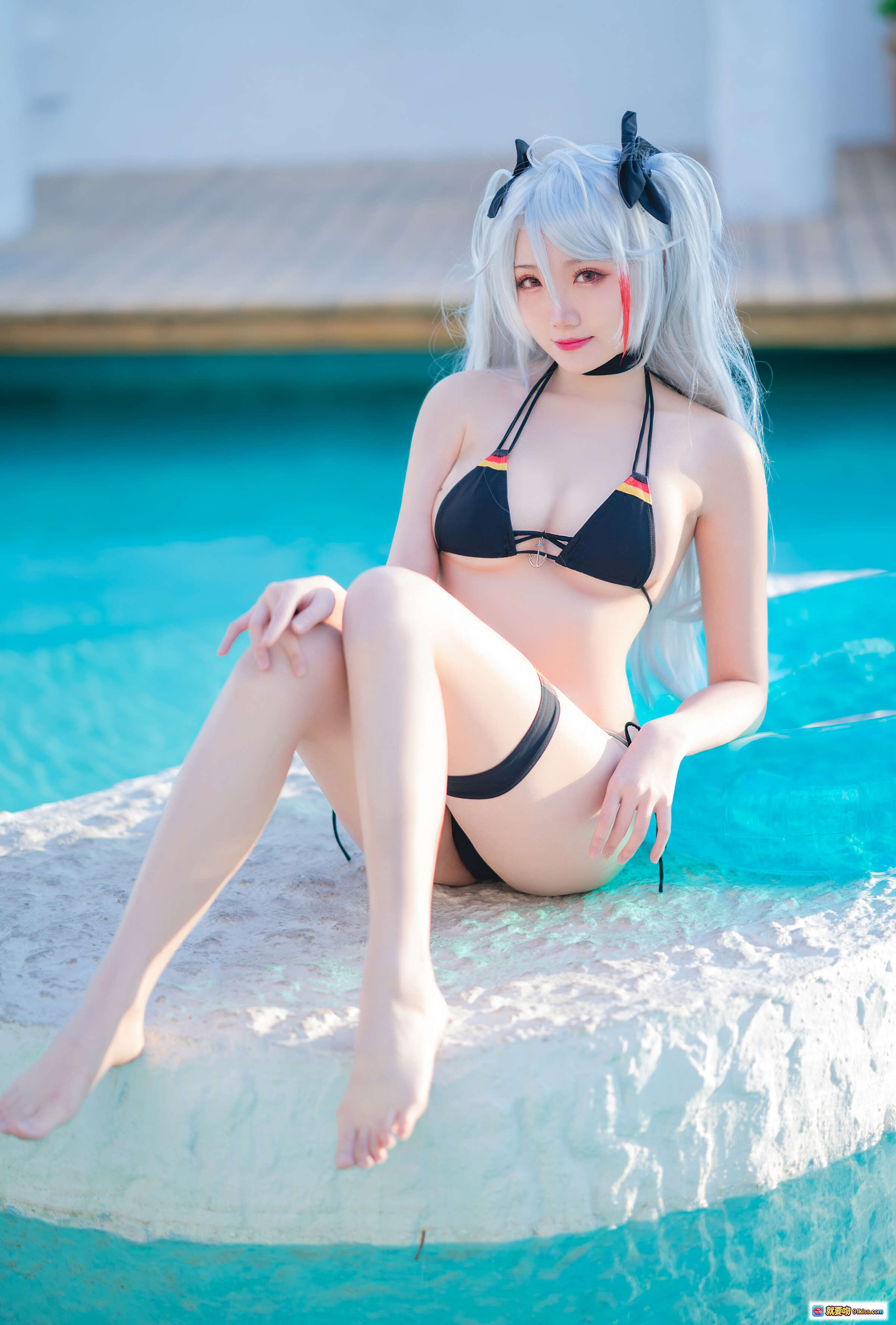 图片[6] - 瓜希酱NO.003欧根亲王泳装COS写真｜银发双马尾比基尼少女｜泳池边蓝色浮圈拍照｜夏日清凉性感美图 - 就要吻