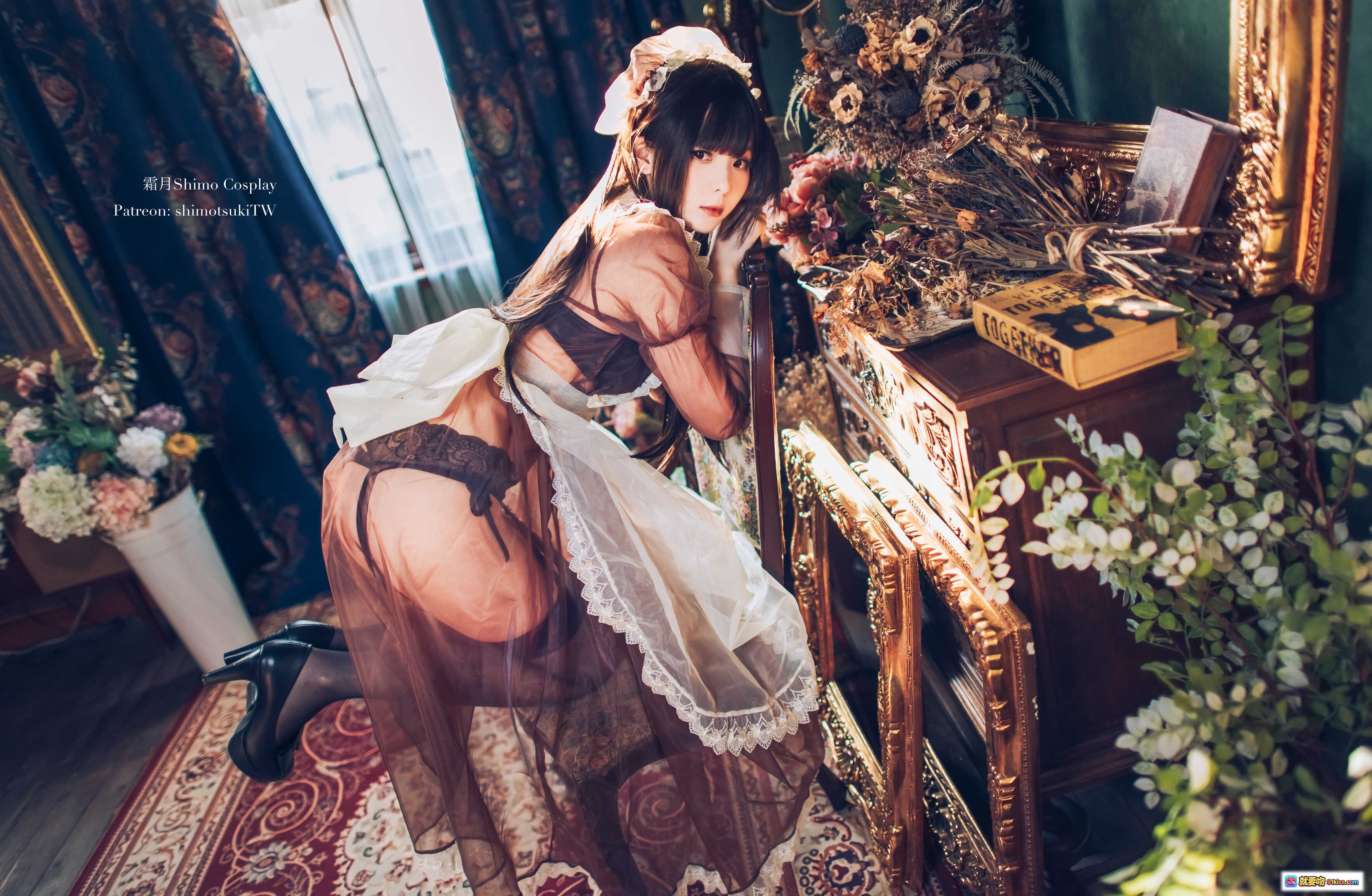 图片[2] - 霜月shimo NO.017 私服写真｜哥特洛丽塔风｜蕾丝透视装｜复古室内场景｜精致妆容与花艺装饰 - 就要吻