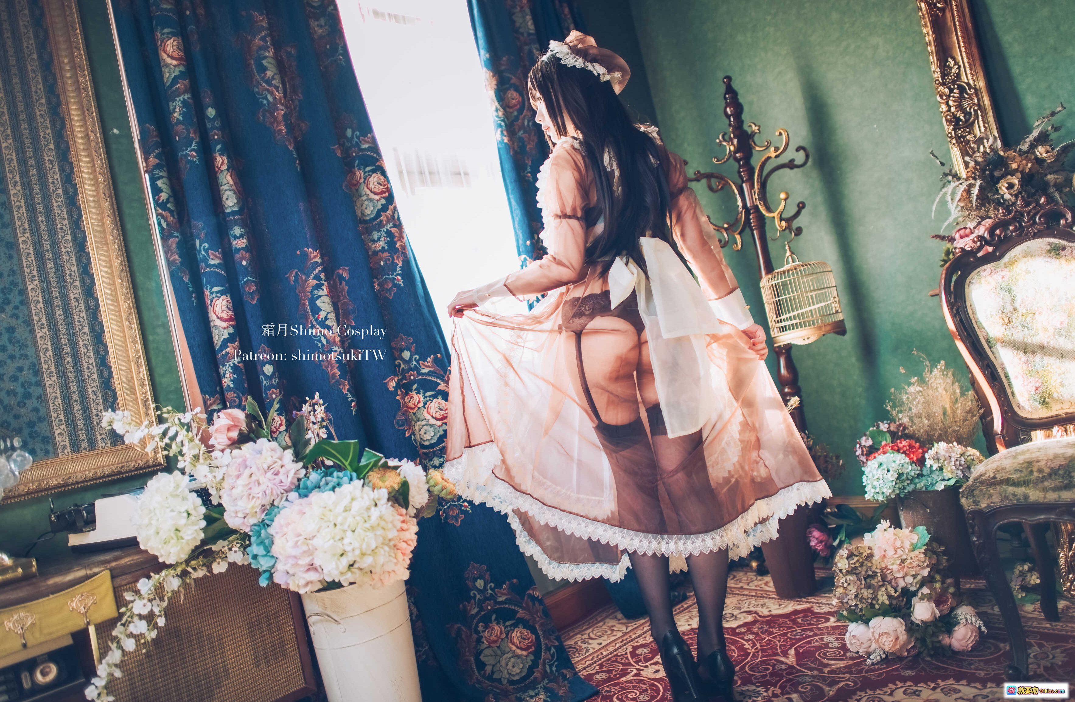 图片[1] - 霜月shimo NO.017 私服写真｜哥特洛丽塔风｜蕾丝透视装｜复古室内场景｜精致妆容与花艺装饰 - 就要吻