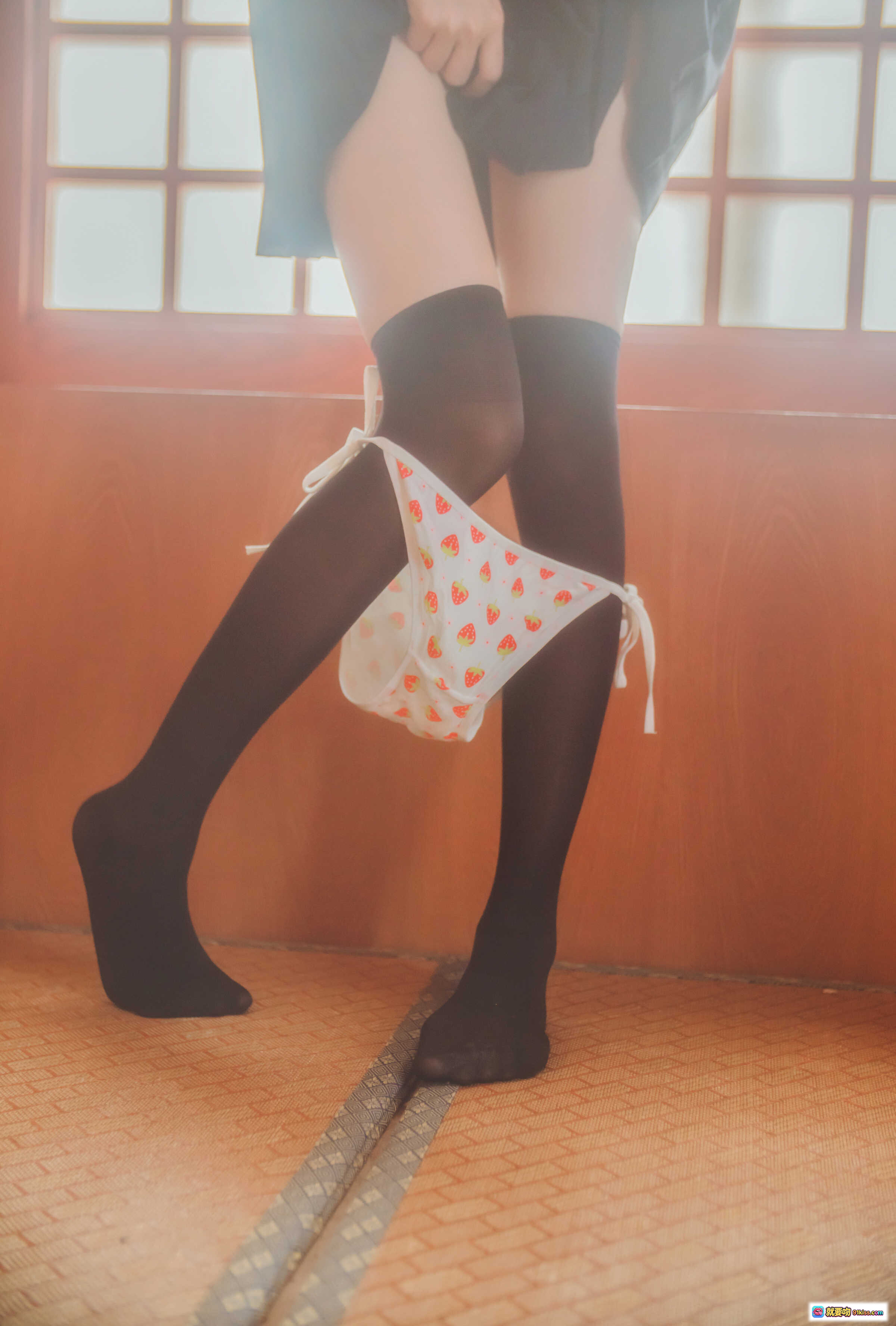 图片[2] - 桜桃喵034小背心换水手服写真 甜美草莓比基尼美背玉足榻榻米私房照 - 就要吻