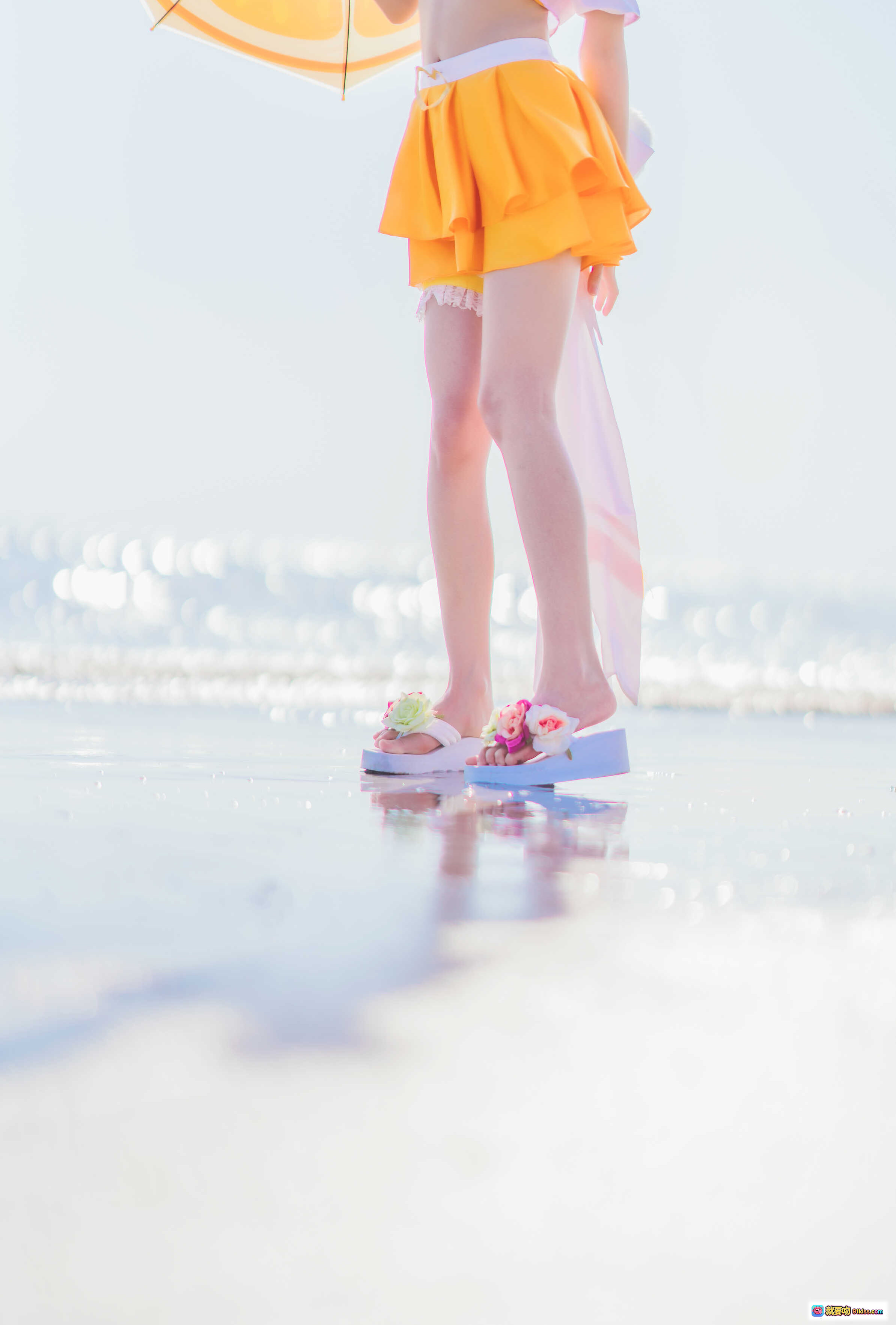 桜桃喵公孙离cosplay海边写真｜橙色短裙+花朵凉鞋+柠檬伞｜清新夏日少女风 - 就要吻