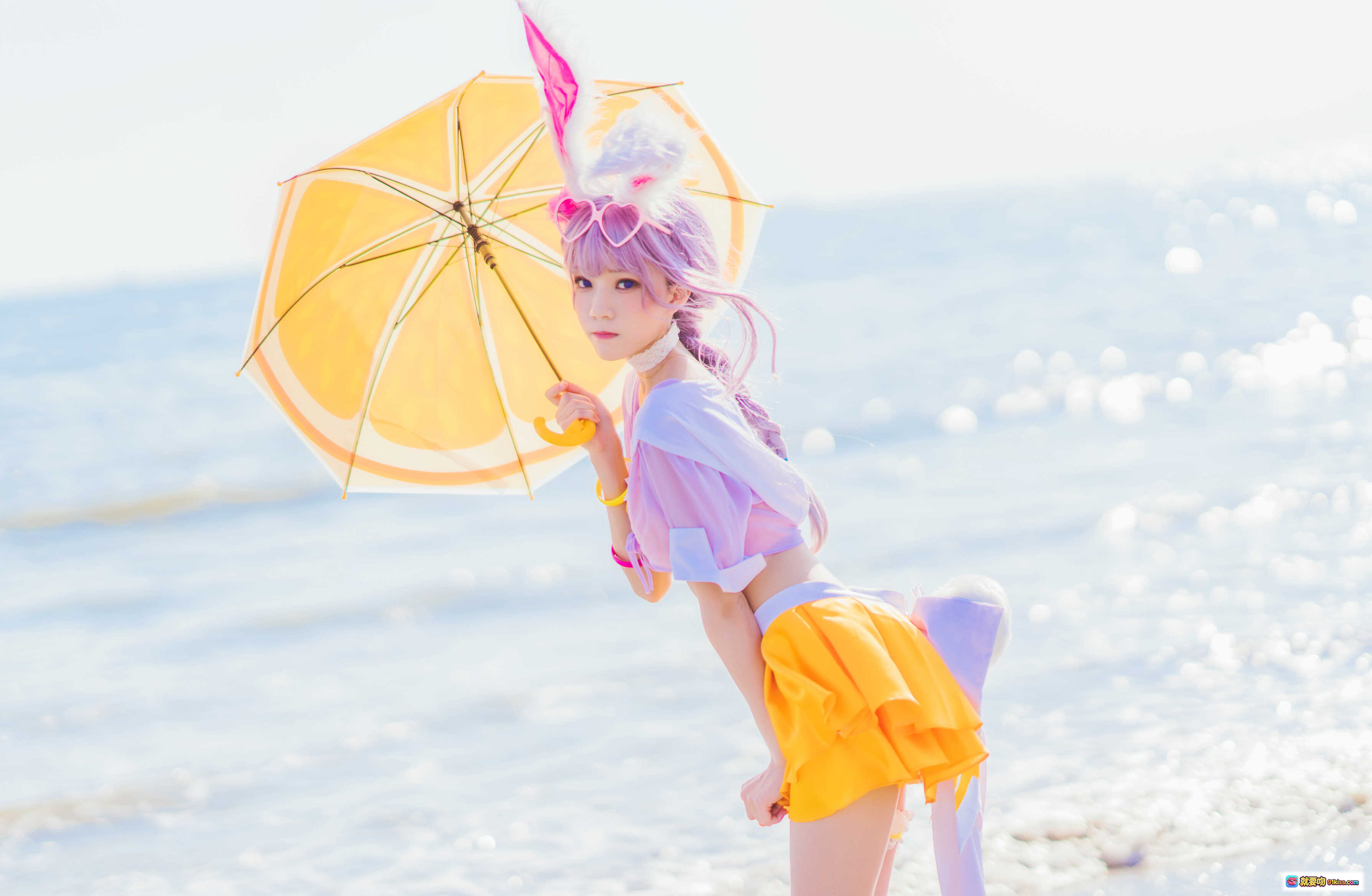 图片[2] - 桜桃喵公孙离cosplay海边写真｜橙色短裙+花朵凉鞋+柠檬伞｜清新夏日少女风 - 就要吻