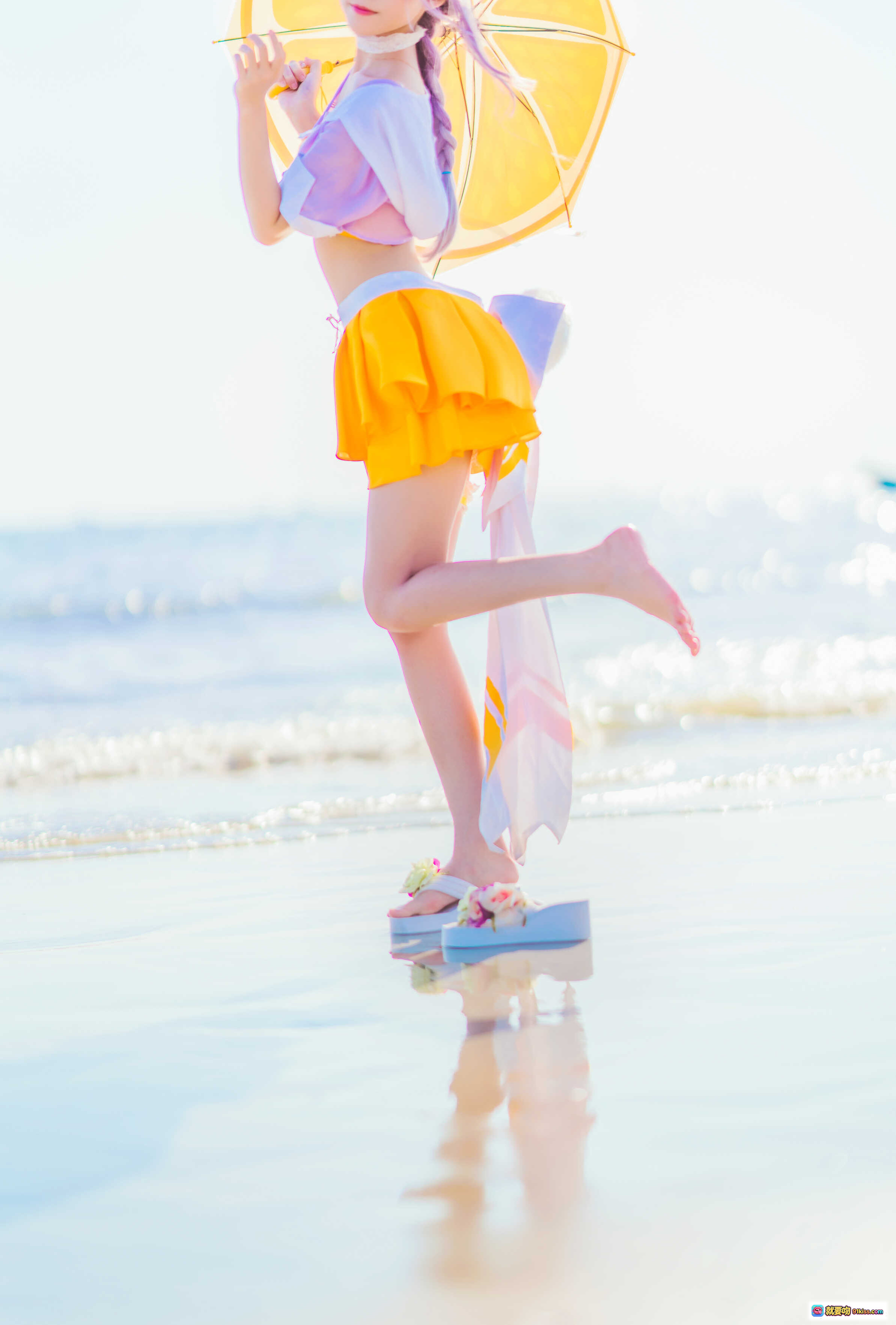 图片[4] - 桜桃喵公孙离cosplay海边写真｜橙色短裙+花朵凉鞋+柠檬伞｜清新夏日少女风 - 就要吻