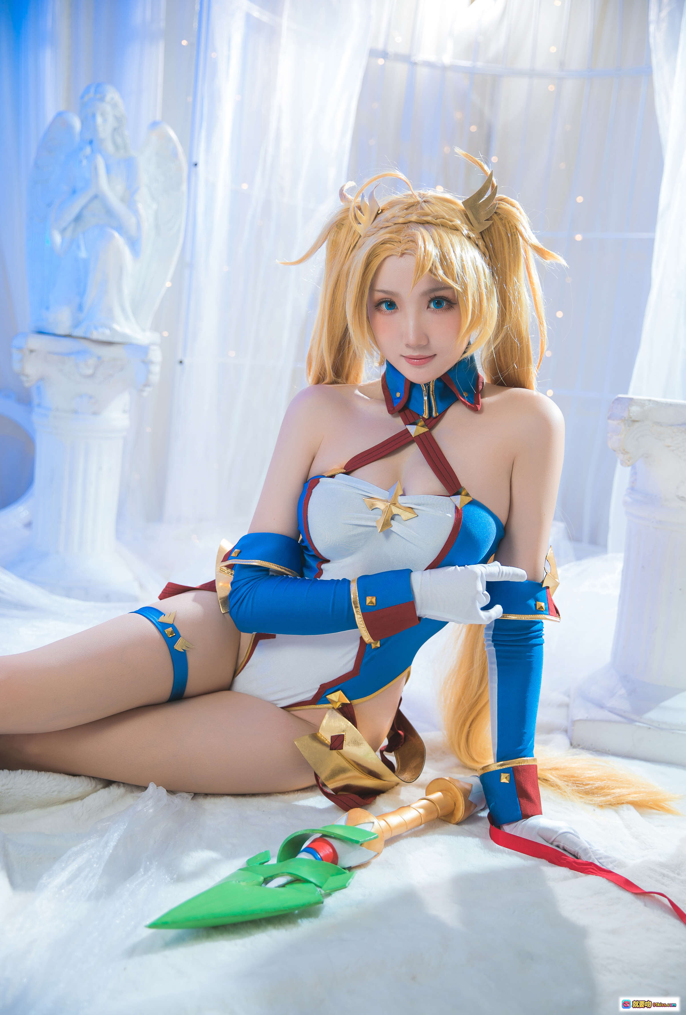 瓜希酱NO.024布拉达曼特cosplay写真 | 金发双马尾 | 蓝白战衣 | 精致道具剑 | 天使背景 | 高清美图25P - 就要吻