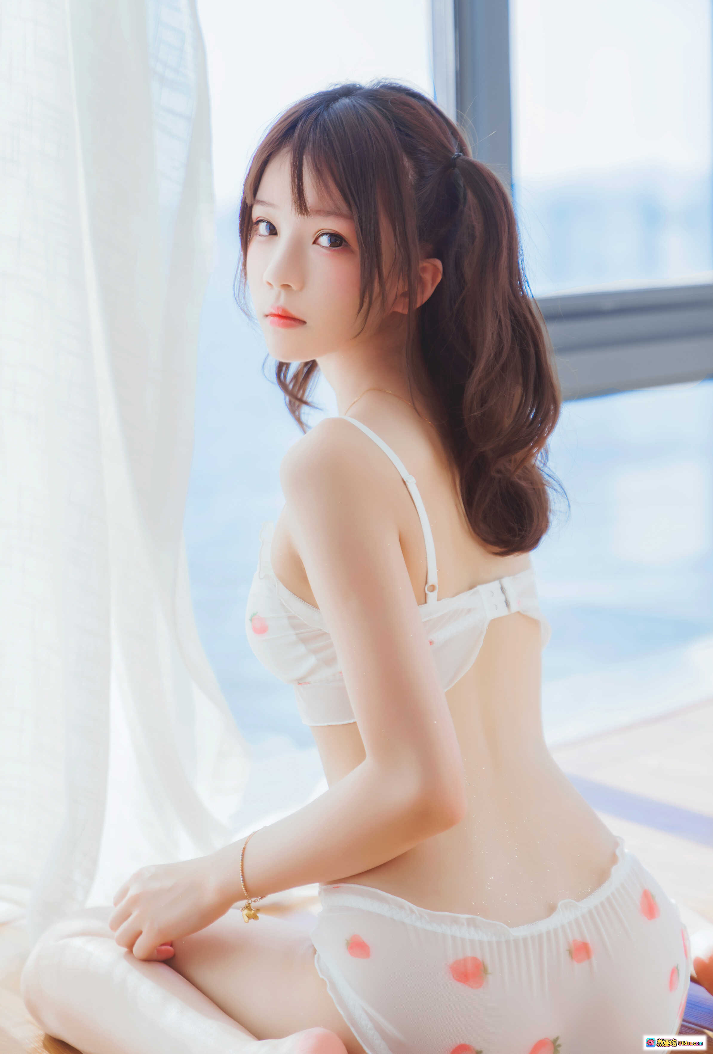 图片[8] - 桜桃喵083小草莓写真集｜甜美少女内衣私房照｜白皙美腿窗边坐姿｜47P高清图包 - 就要吻