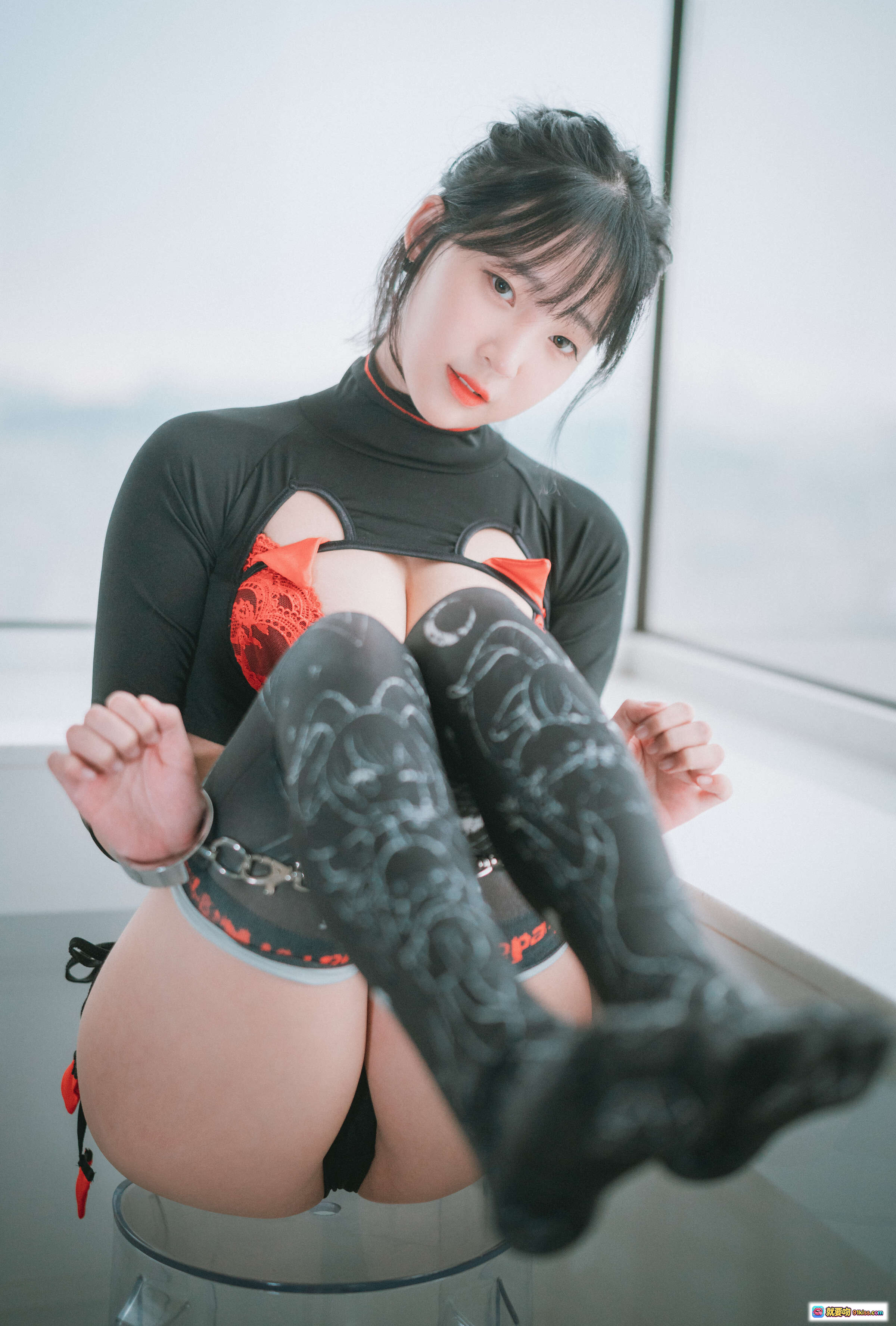图片[5] - 姜仁卿 NO.046 [DJAWA] Rescue Me 黑色高领镂空上衣+红色蕾丝内衣+印花黑丝袜+金属链条装饰 高楼窗边性感写真 - 就要吻