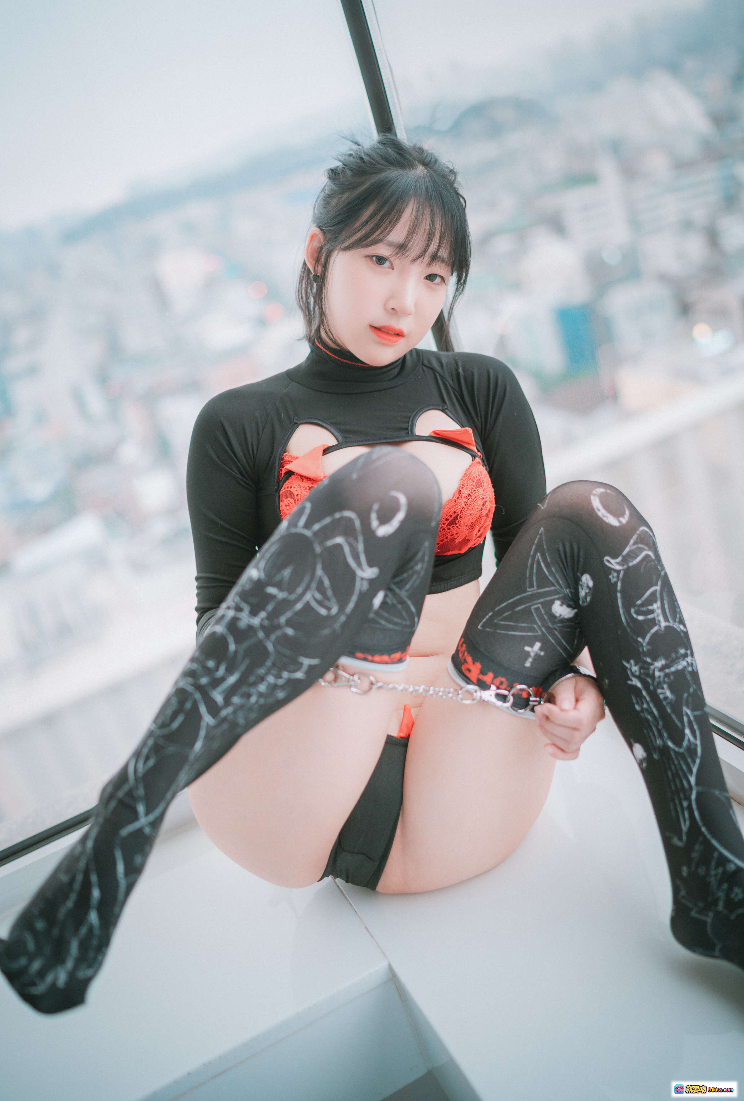 姜仁卿 NO.046 [DJAWA] Rescue Me 黑色高领镂空上衣+红色蕾丝内衣+印花黑丝袜+金属链条装饰 高楼窗边性感写真 - 就要吻