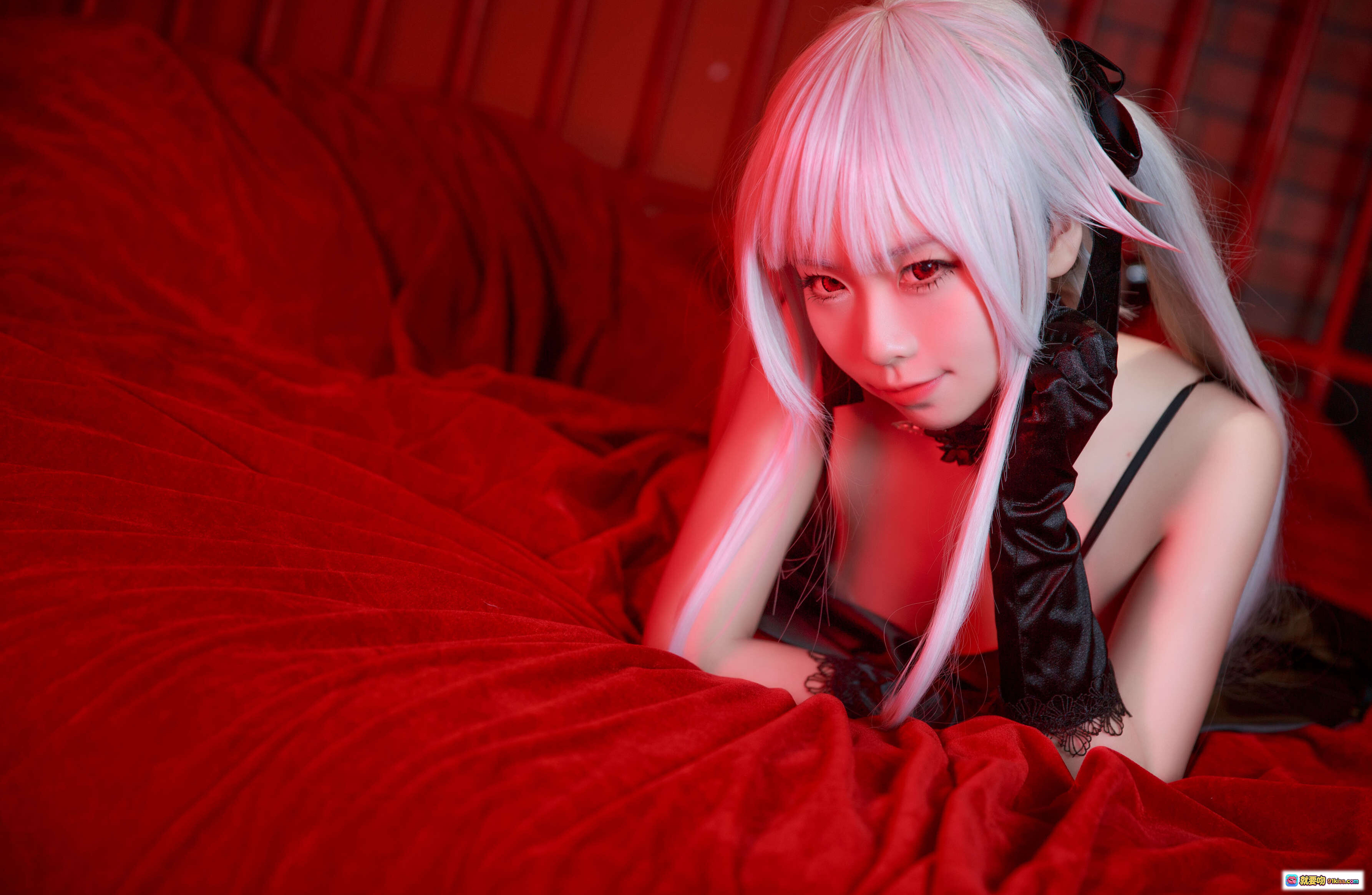 图片[2] - G44雾枝黑裙礼服cosplay写真｜银发双马尾｜红床性感摆拍｜13P高清图集 - 就要吻