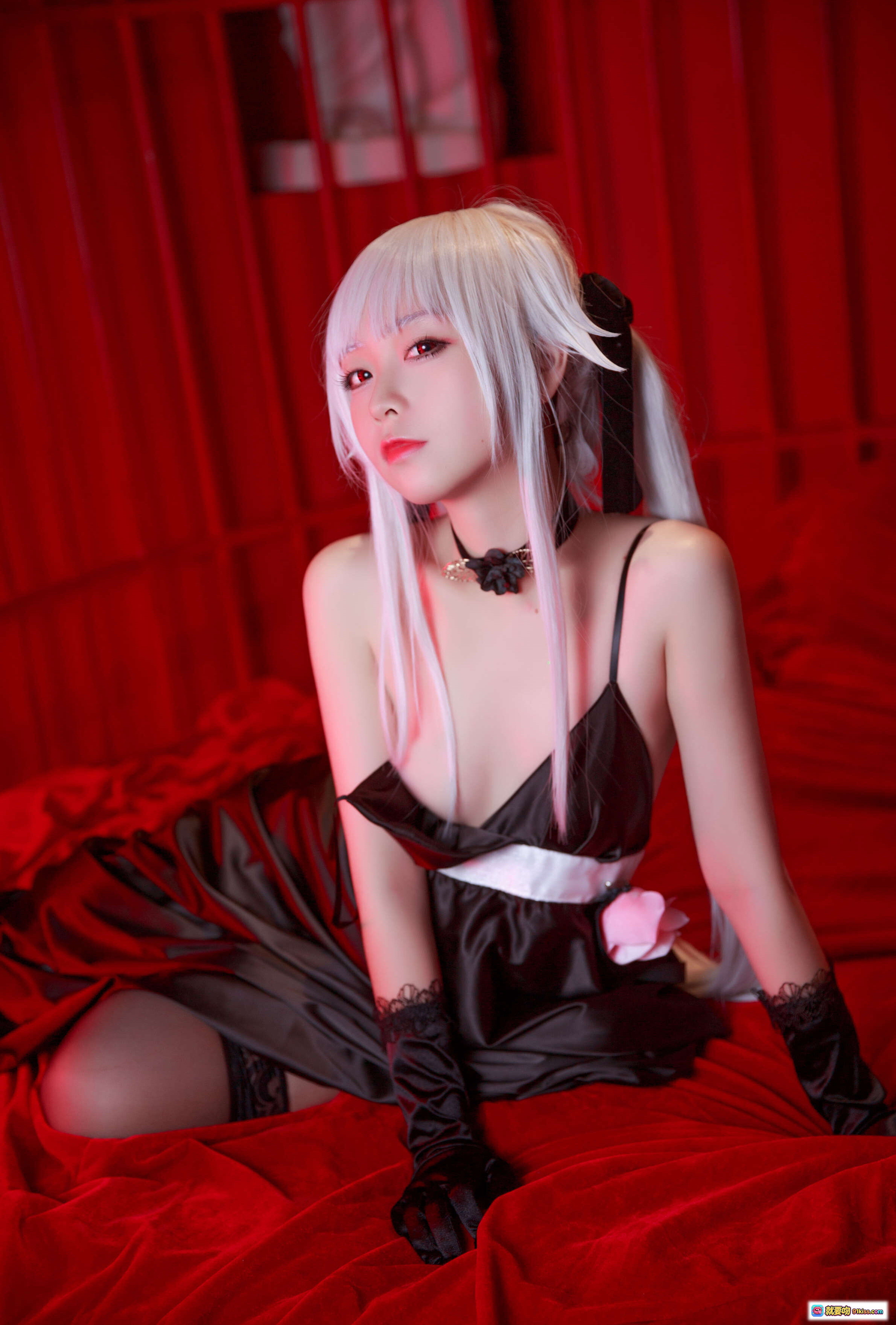 图片[4] - G44雾枝黑裙礼服cosplay写真｜银发双马尾｜红床性感摆拍｜13P高清图集 - 就要吻