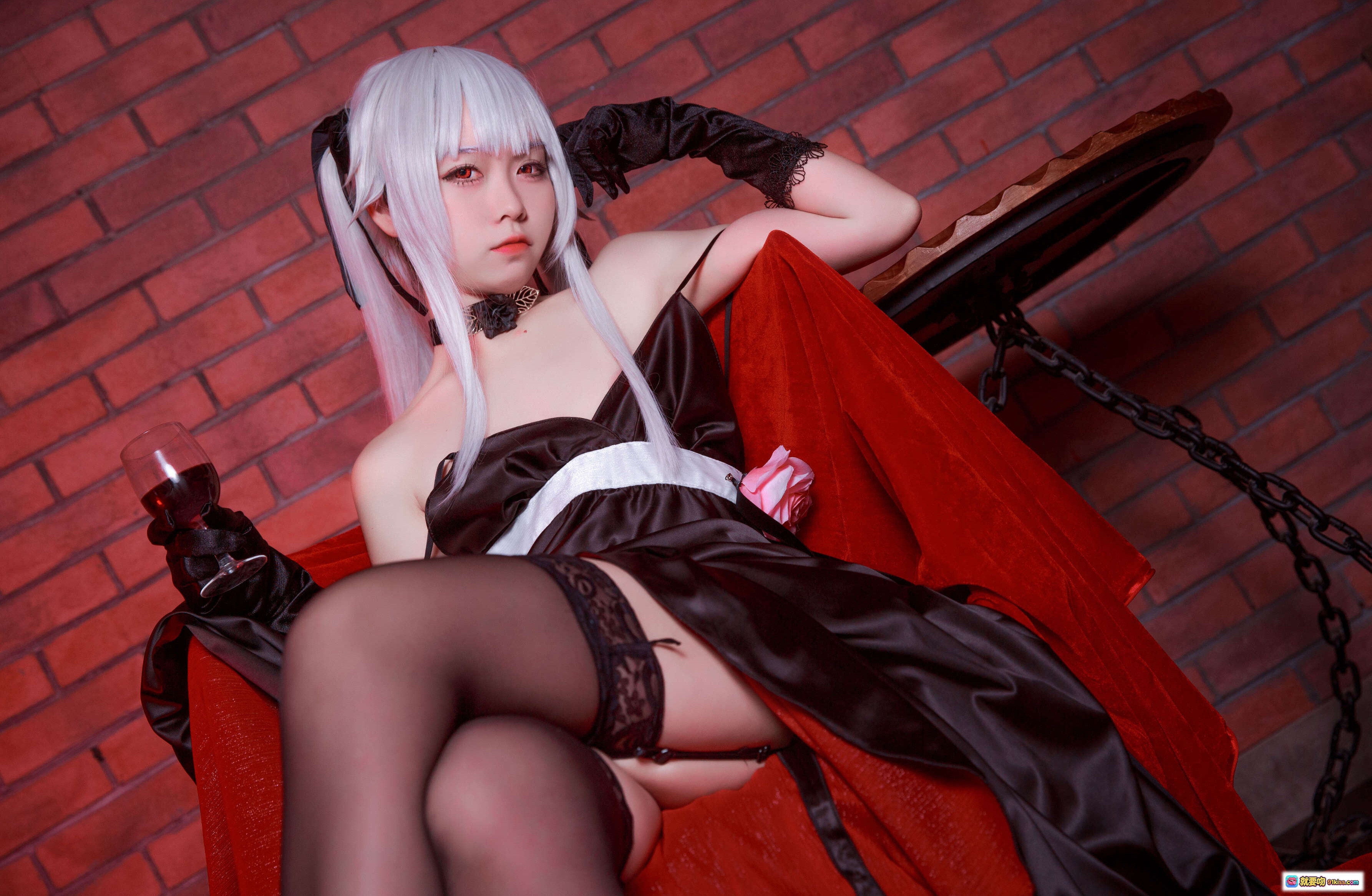 图片[7] - G44雾枝黑裙礼服cosplay写真｜银发双马尾｜红床性感摆拍｜13P高清图集 - 就要吻
