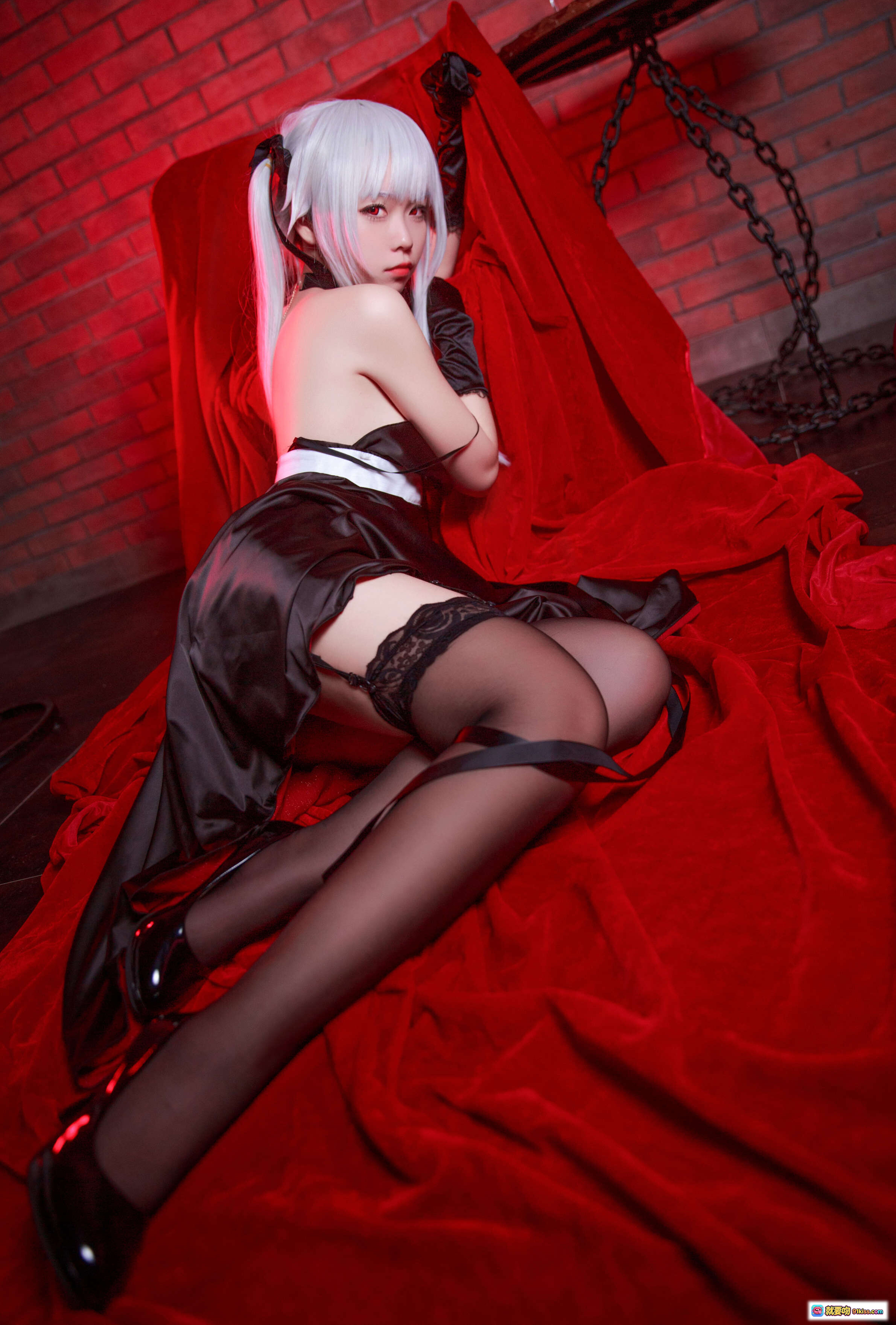 图片[3] - G44雾枝黑裙礼服cosplay写真｜银发双马尾｜红床性感摆拍｜13P高清图集 - 就要吻