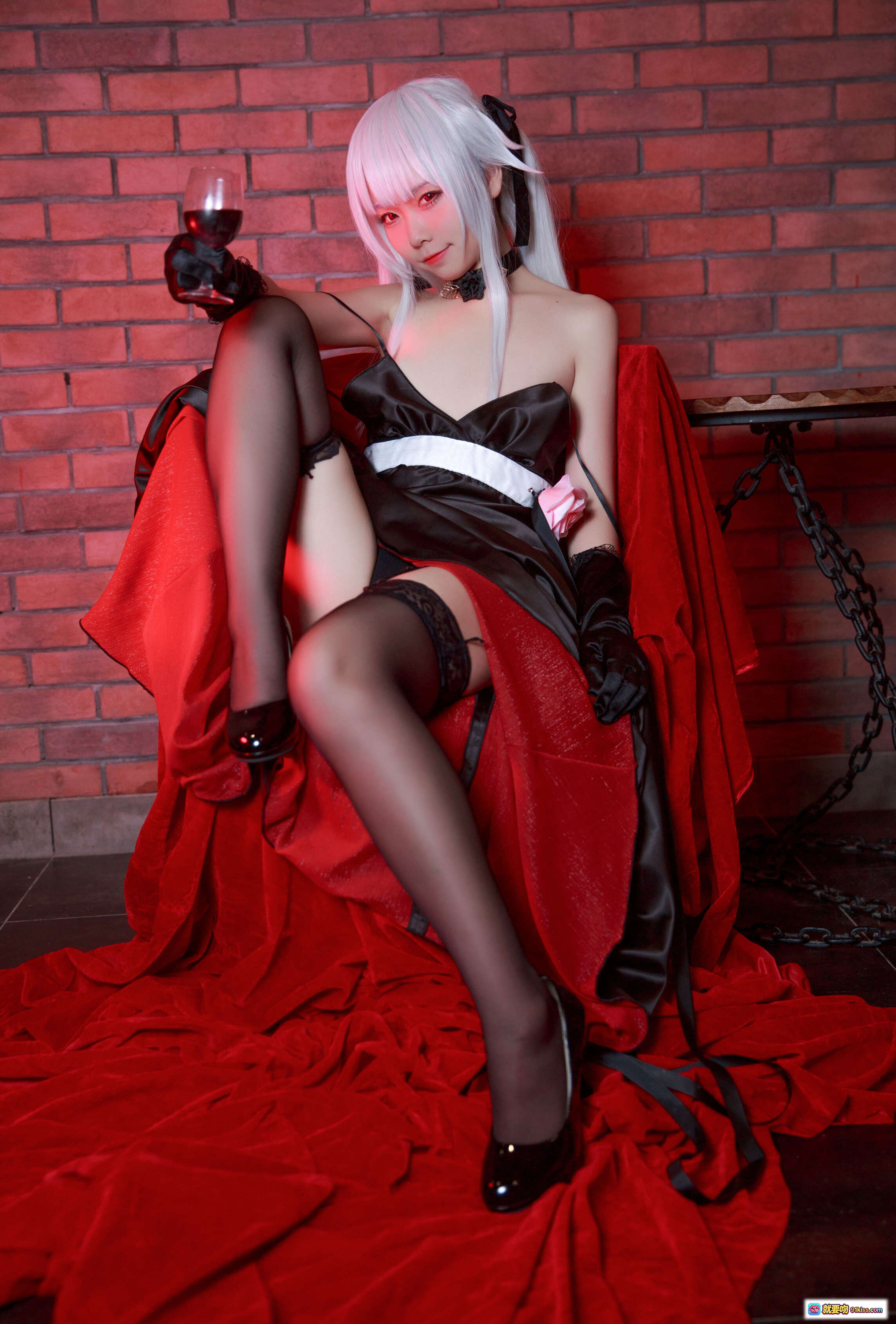 图片[9] - G44雾枝黑裙礼服cosplay写真｜银发双马尾｜红床性感摆拍｜13P高清图集 - 就要吻