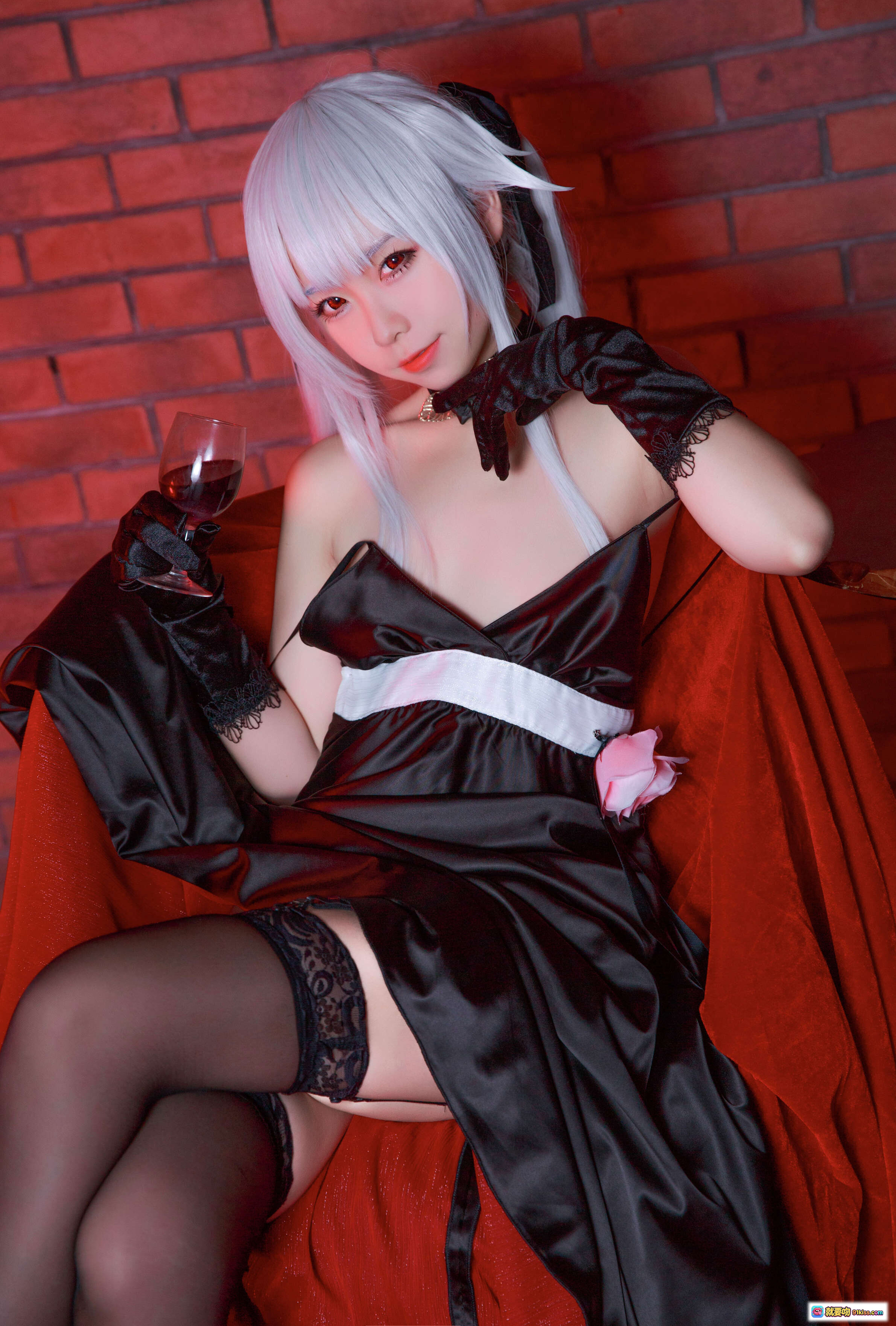 图片[8] - G44雾枝黑裙礼服cosplay写真｜银发双马尾｜红床性感摆拍｜13P高清图集 - 就要吻