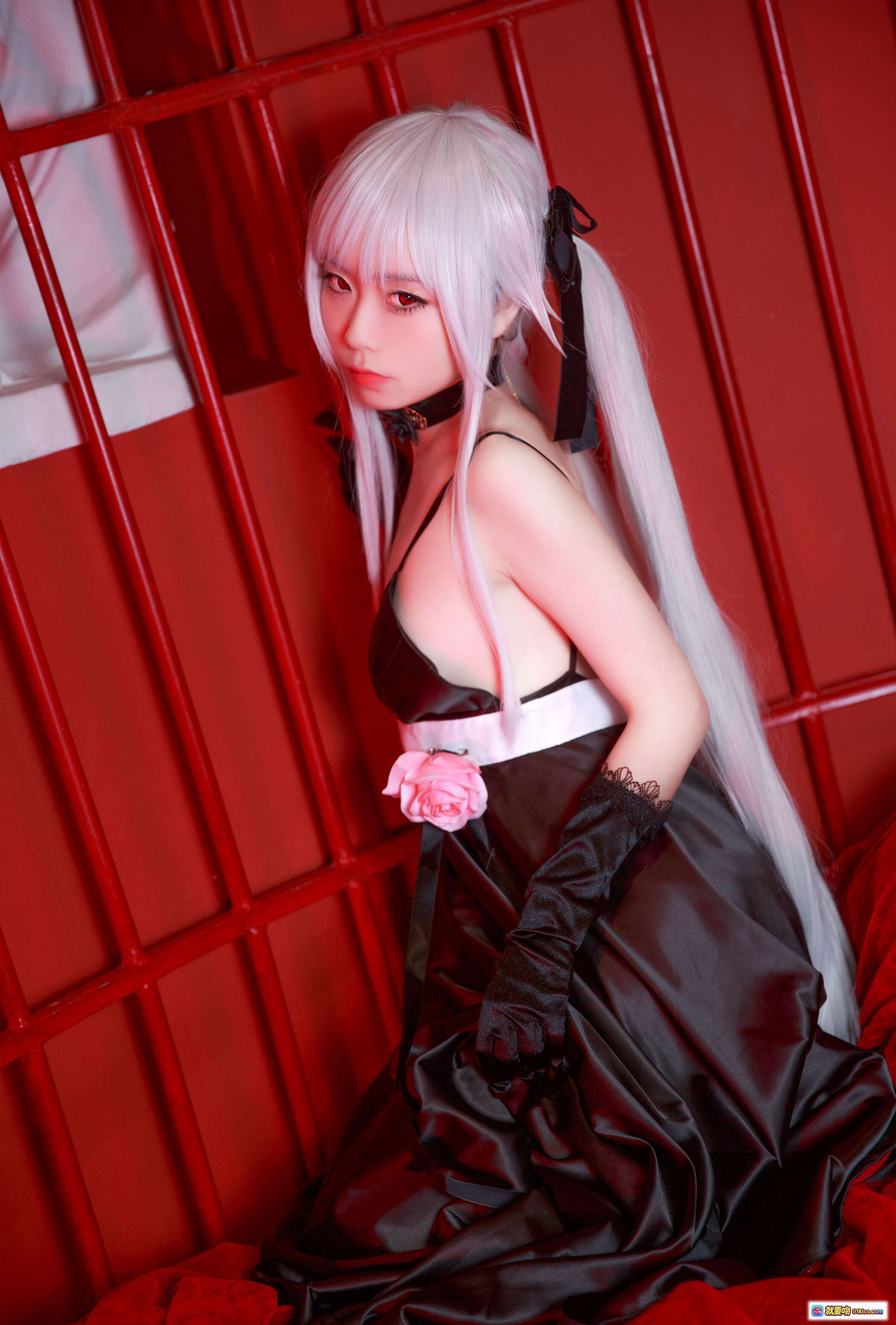 图片[5] - G44雾枝黑裙礼服cosplay写真｜银发双马尾｜红床性感摆拍｜13P高清图集 - 就要吻