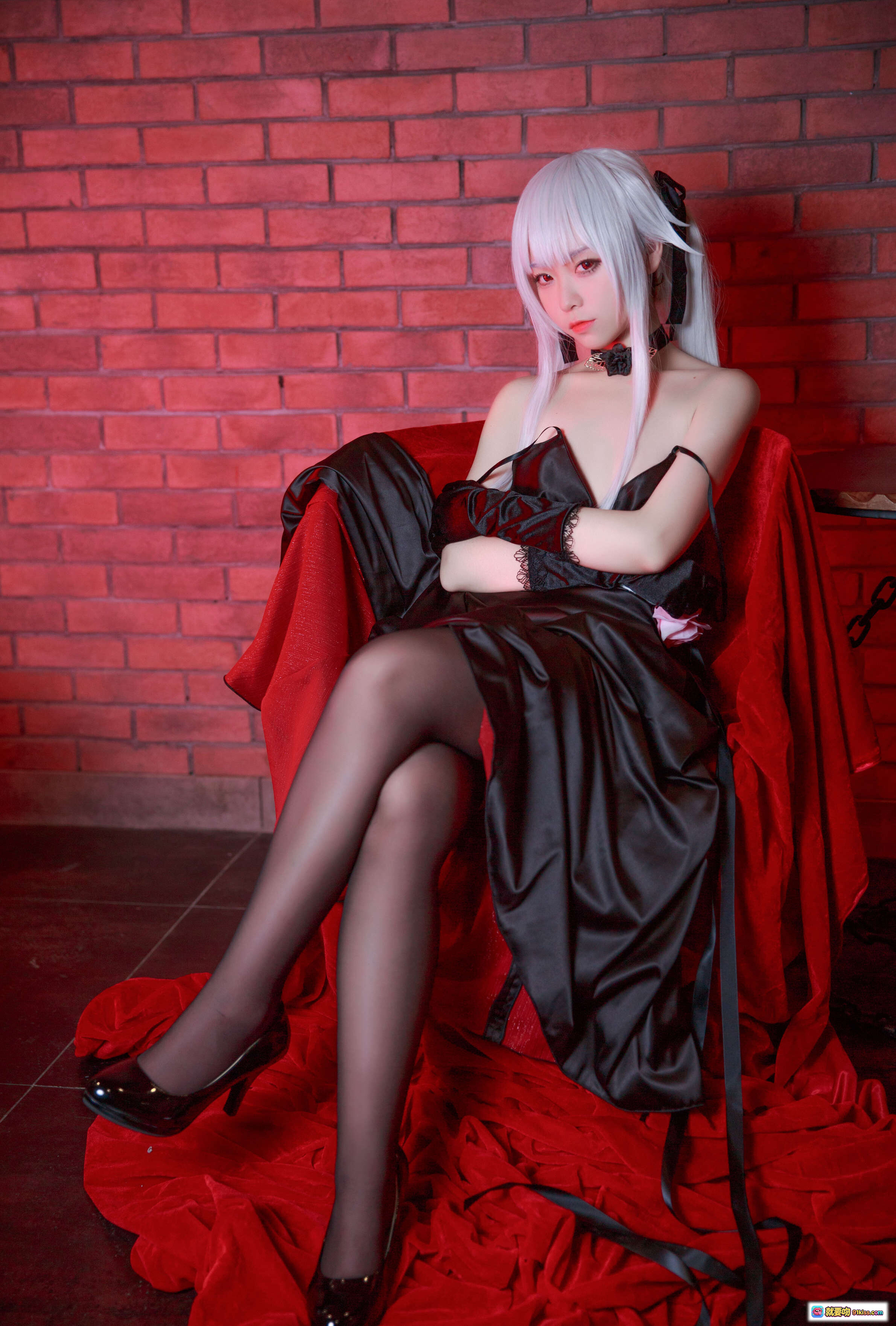 图片[6] - G44雾枝黑裙礼服cosplay写真｜银发双马尾｜红床性感摆拍｜13P高清图集 - 就要吻