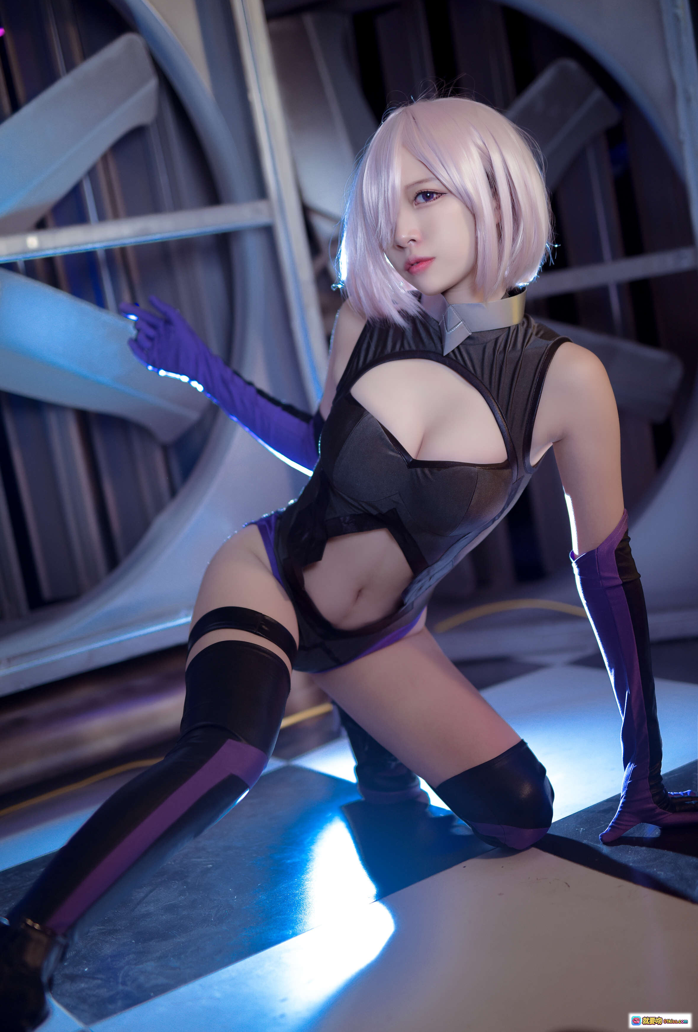 图片[8] - 二佐Nisa NO.002 Fate马修训练 Cosplay写真 | 科幻机舱场景 | 黑色紧身战衣 | 短发银发造型 | 高筒靴 | 26P高清图集 - 就要吻