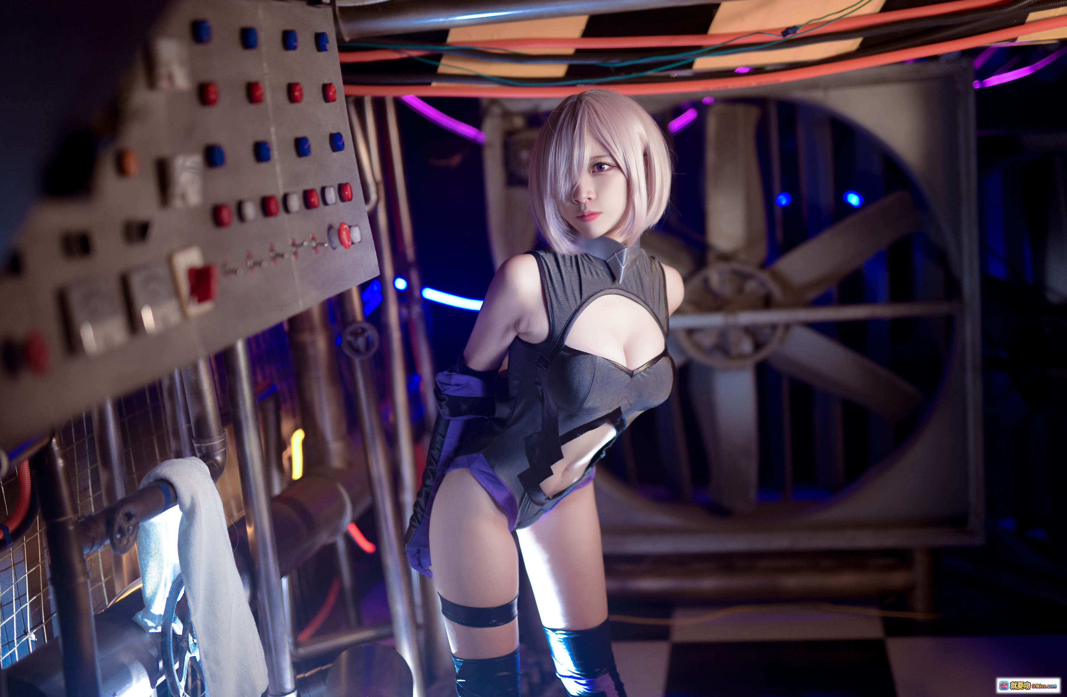 二佐Nisa NO.002 Fate马修训练 Cosplay写真 | 科幻机舱场景 | 黑色紧身战衣 | 短发银发造型 | 高筒靴 | 26P高清图集 - 就要吻