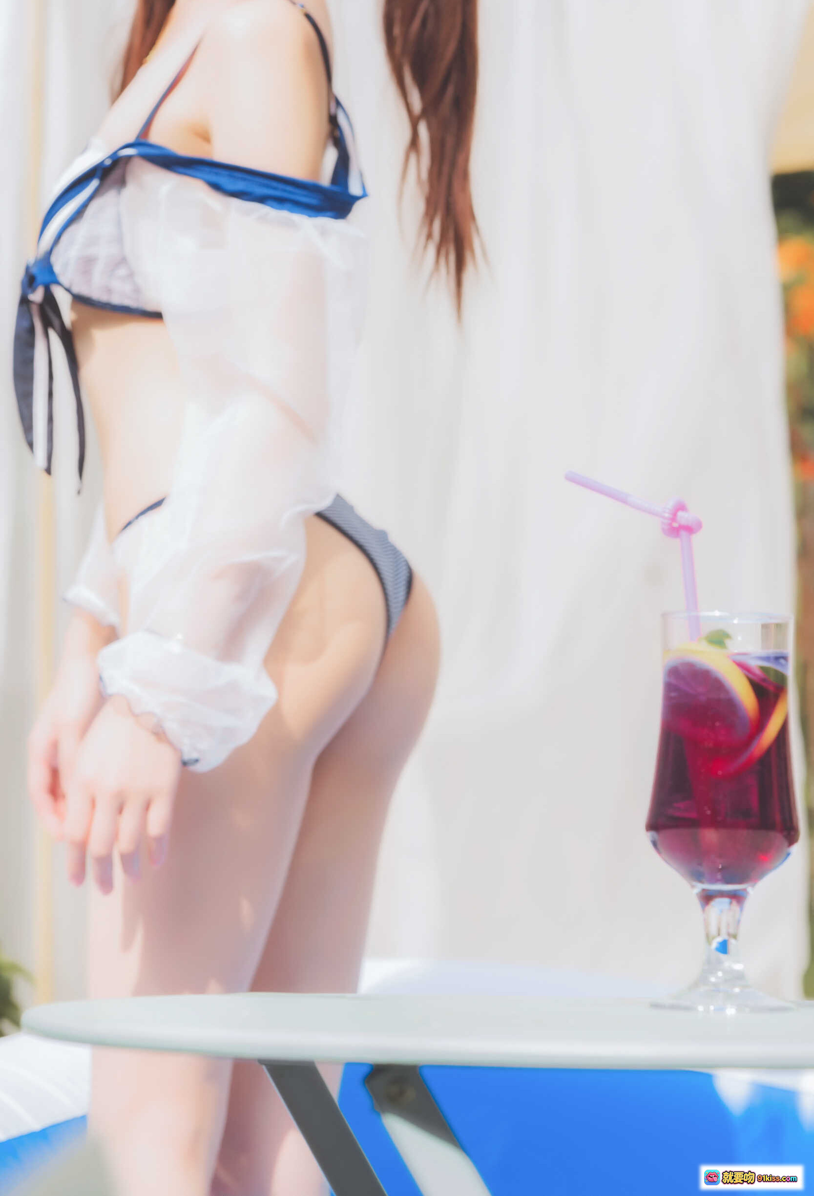 图片[7] - 桜桃喵无尽夏泳池写真｜双马尾少女蓝白泳衣透明罩衫花园场景清新甜美风 - 就要吻