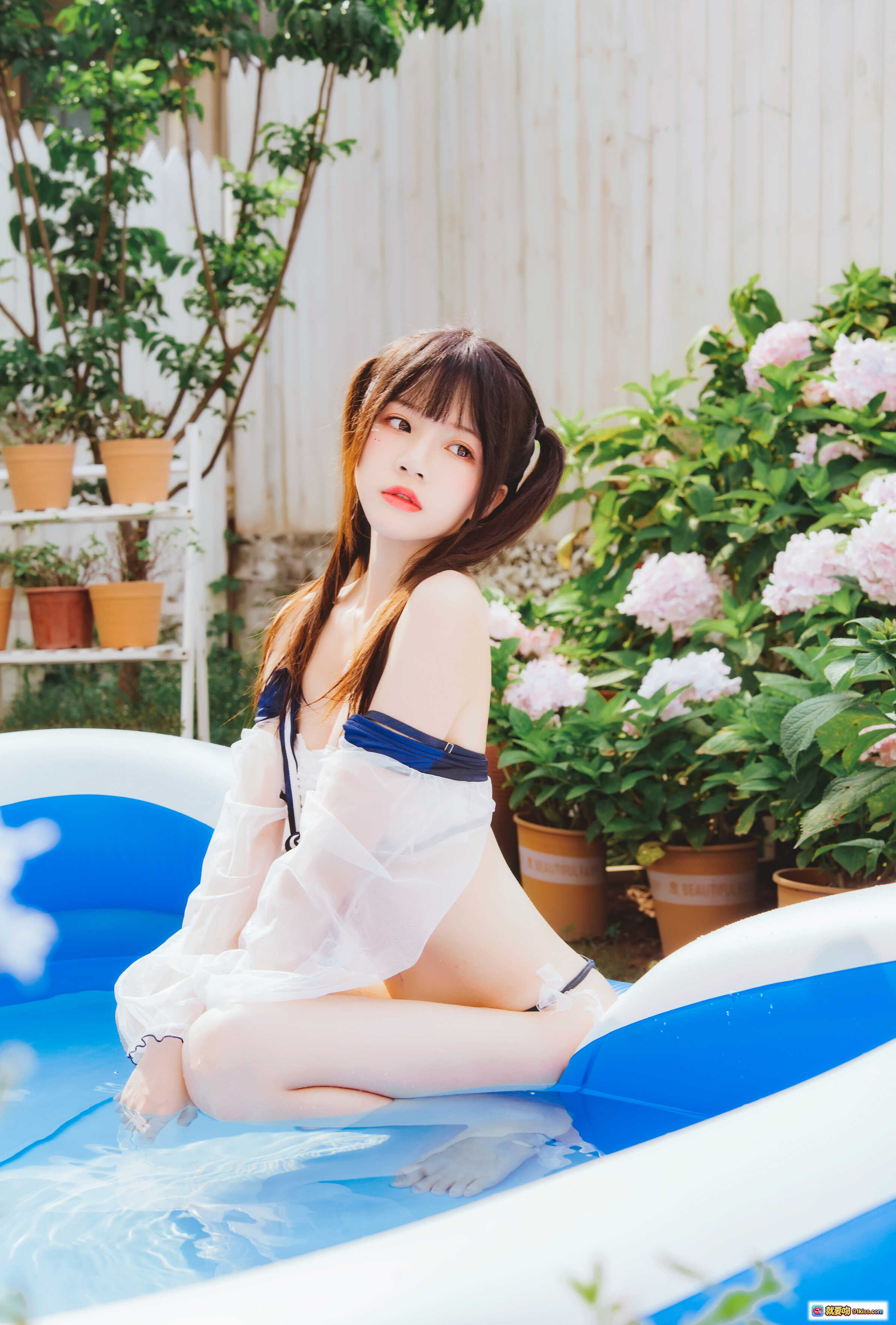 桜桃喵无尽夏泳池写真｜双马尾少女蓝白泳衣透明罩衫花园场景清新甜美风 - 就要吻