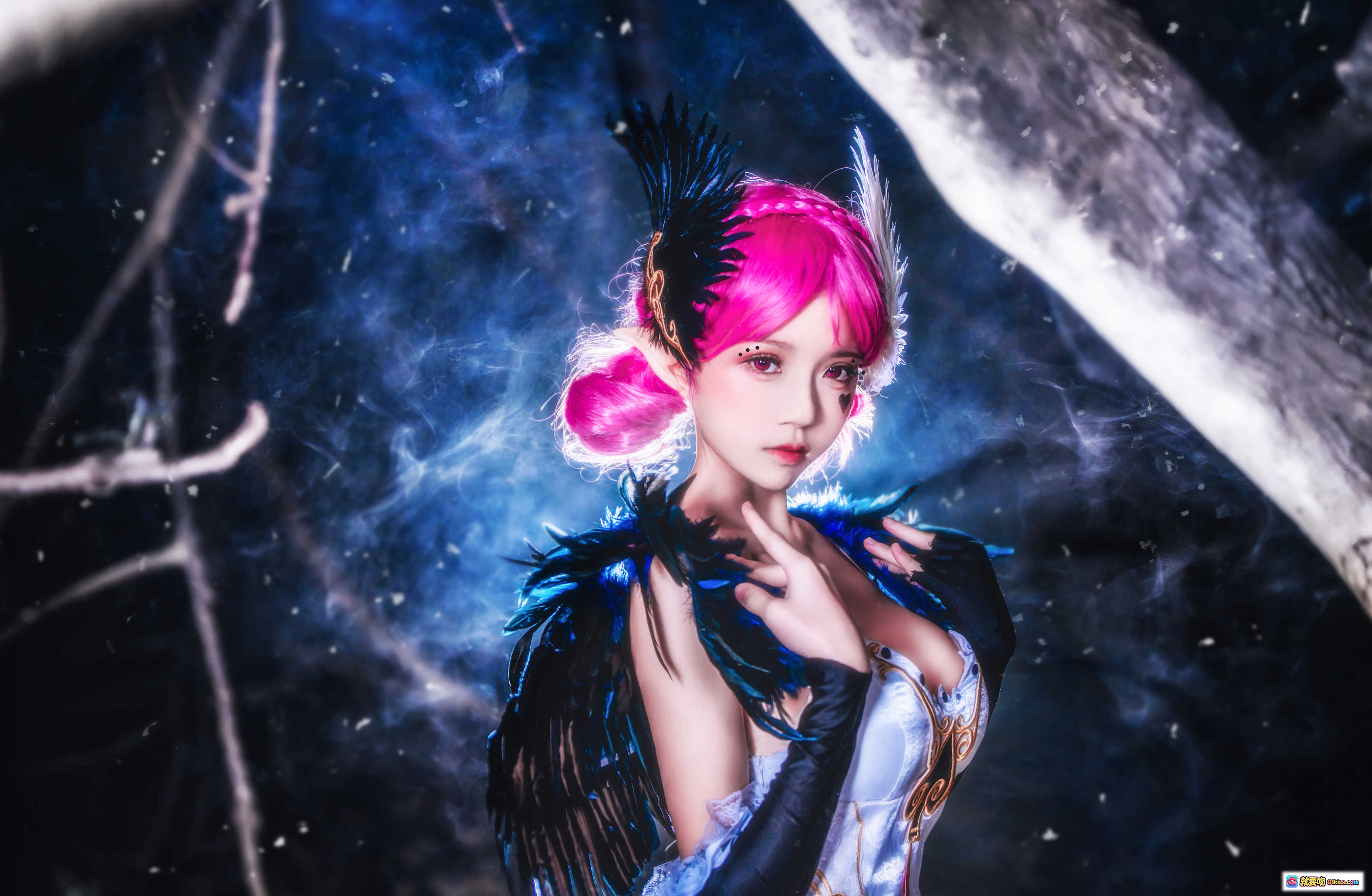 图片[9] - 桜桃喵COS小乔天鹅之梦 粉发黑羽白裙 烟雾环绕梦幻写真 12P高清美图 - 就要吻