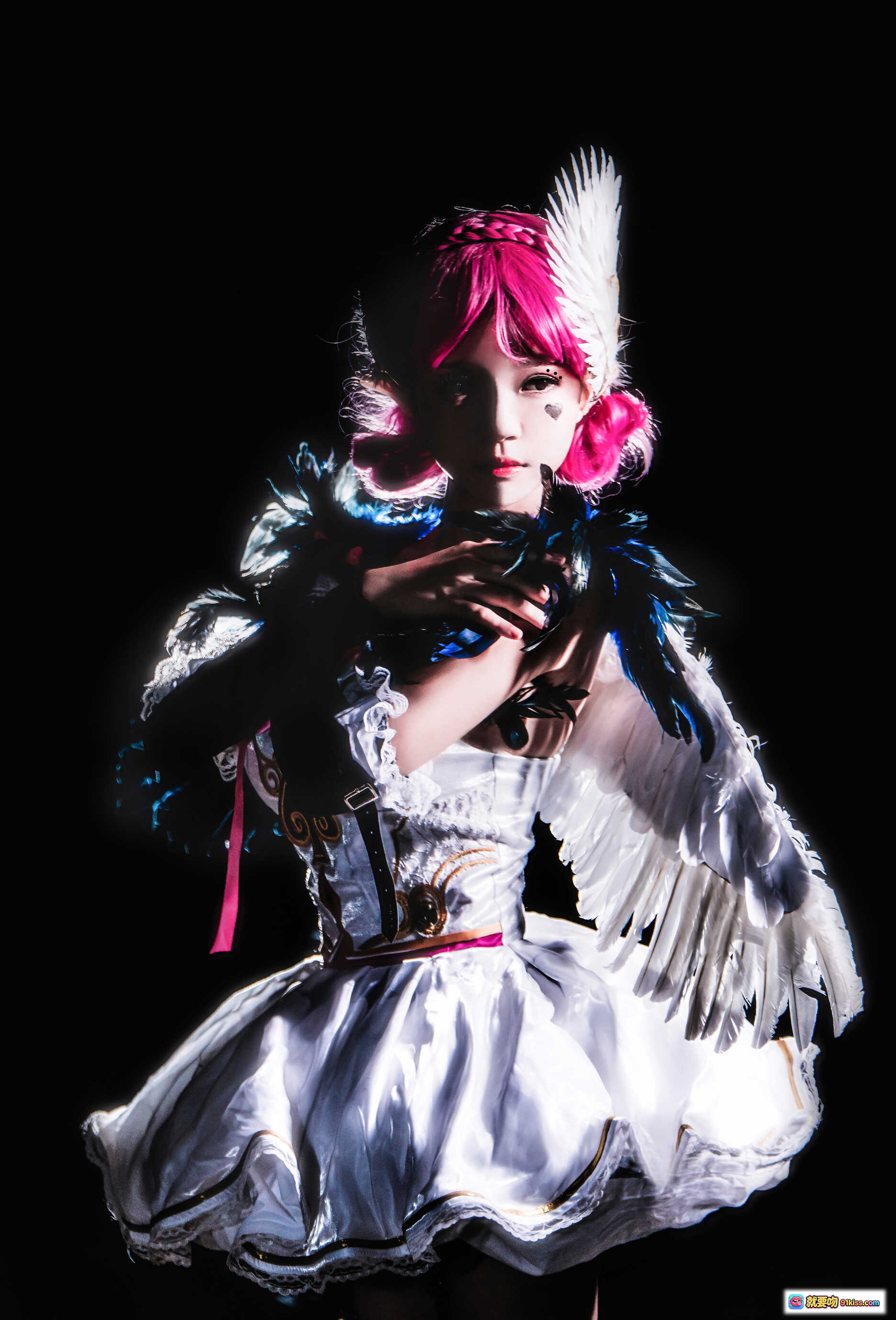 图片[4] - 桜桃喵COS小乔天鹅之梦 粉发黑羽白裙 烟雾环绕梦幻写真 12P高清美图 - 就要吻