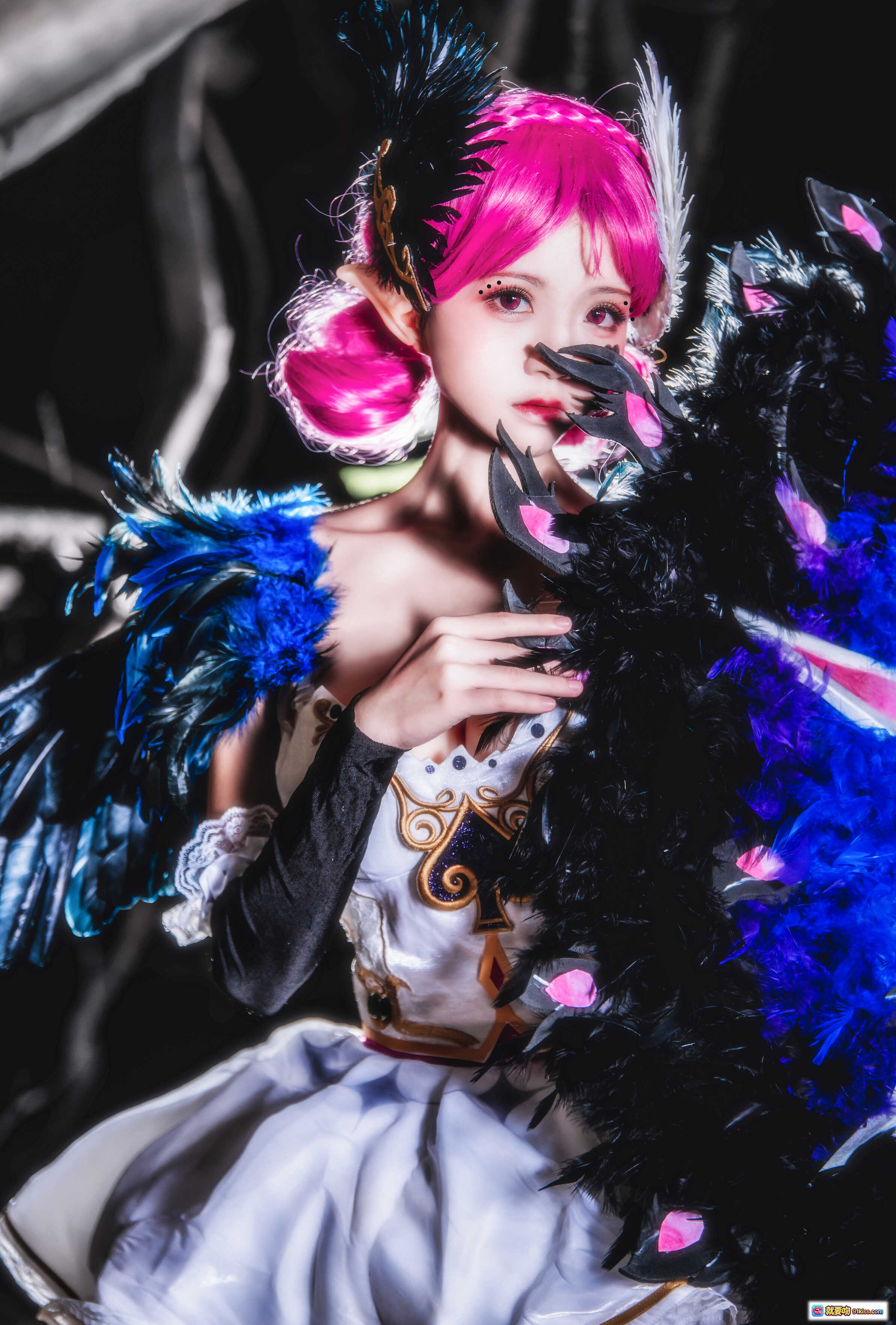 图片[6] - 桜桃喵COS小乔天鹅之梦 粉发黑羽白裙 烟雾环绕梦幻写真 12P高清美图 - 就要吻
