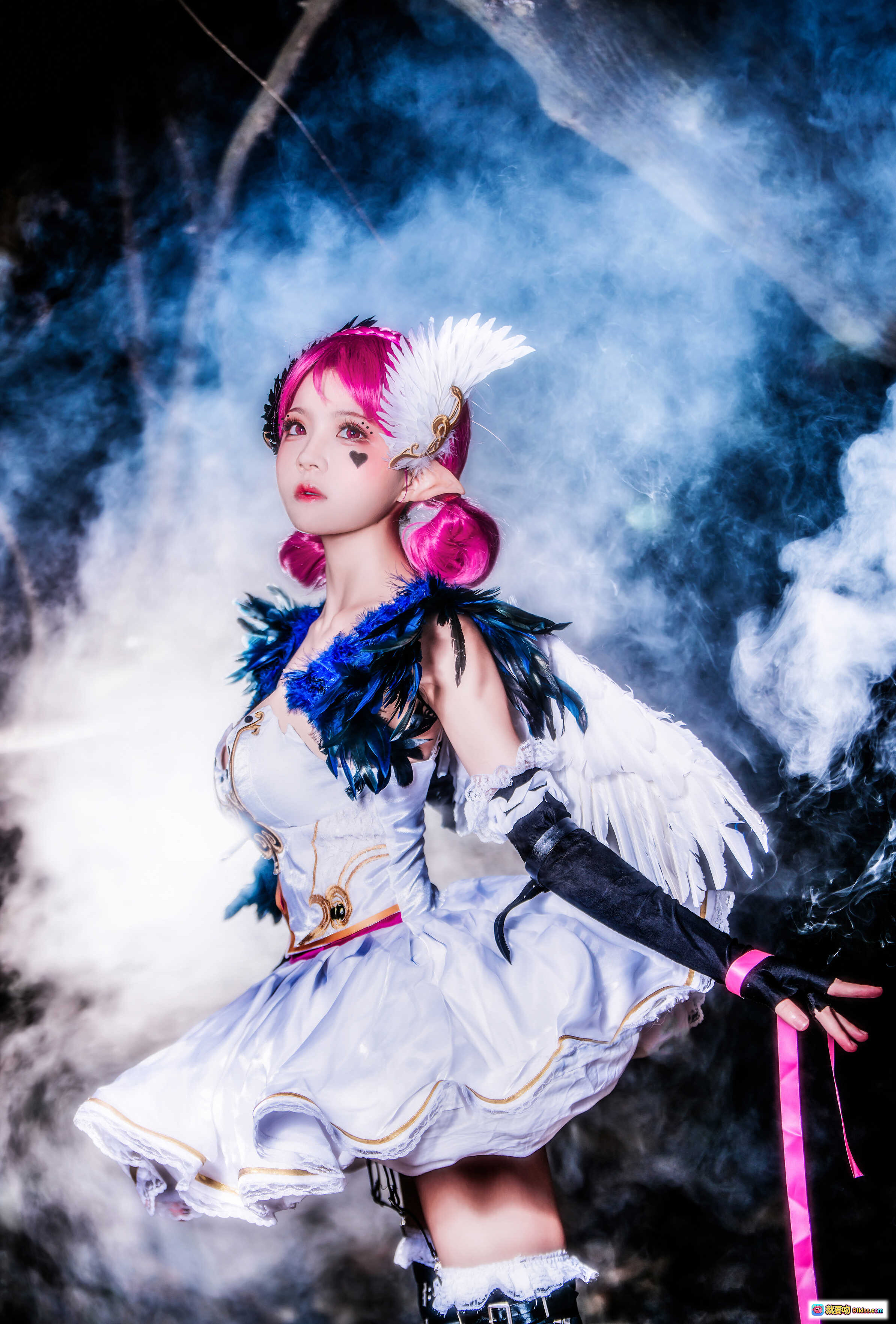 图片[3] - 桜桃喵COS小乔天鹅之梦 粉发黑羽白裙 烟雾环绕梦幻写真 12P高清美图 - 就要吻
