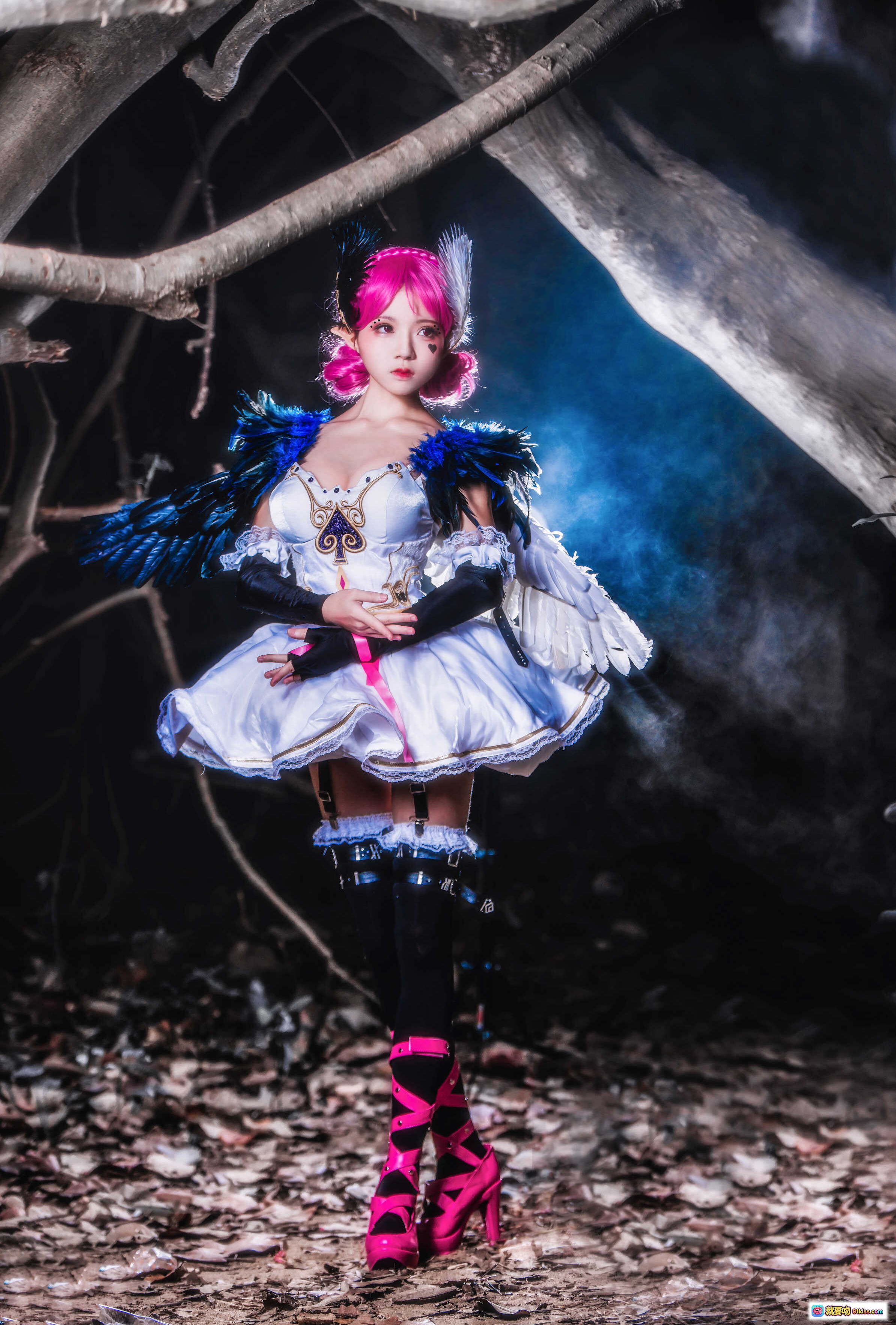 图片[5] - 桜桃喵COS小乔天鹅之梦 粉发黑羽白裙 烟雾环绕梦幻写真 12P高清美图 - 就要吻