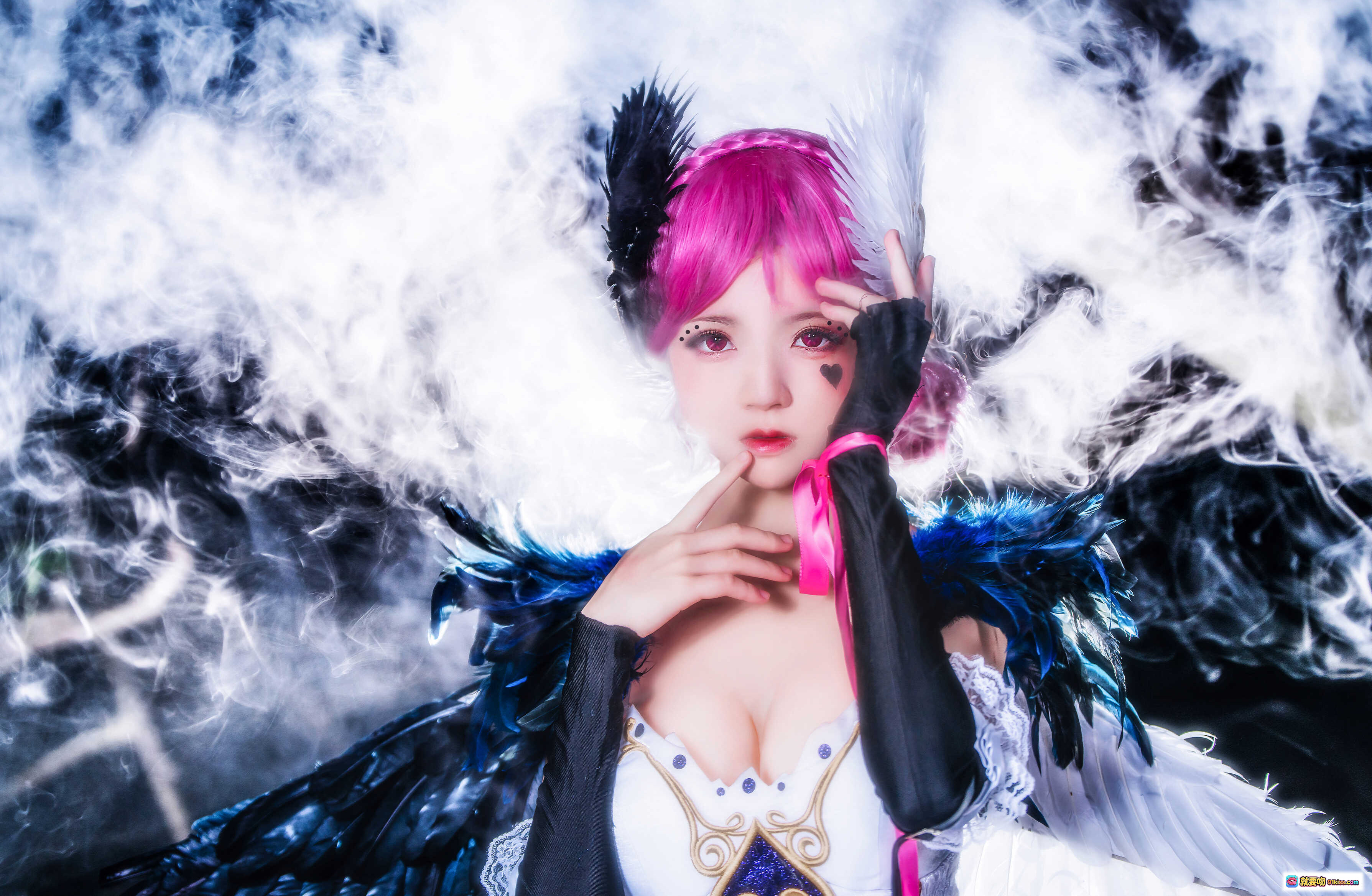 图片[1] - 桜桃喵COS小乔天鹅之梦 粉发黑羽白裙 烟雾环绕梦幻写真 12P高清美图 - 就要吻