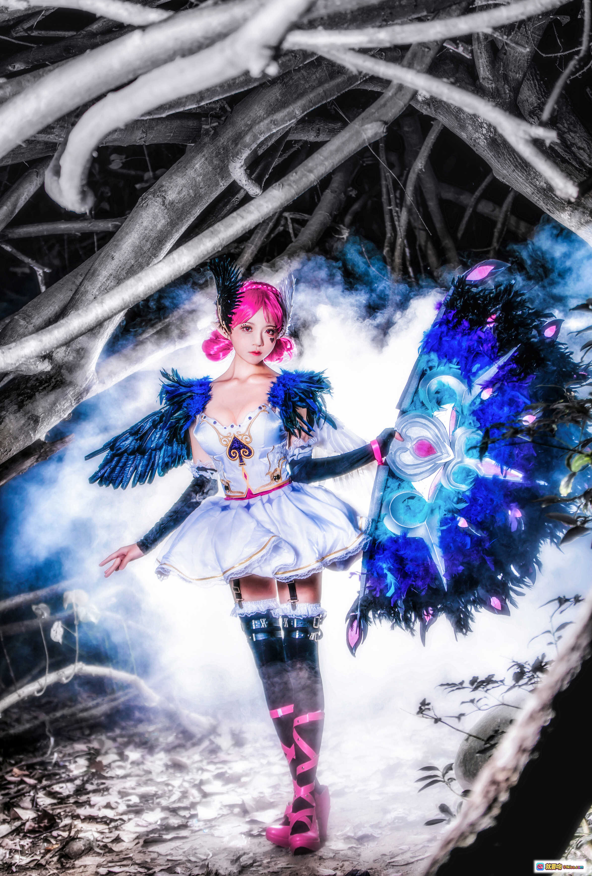 图片[7] - 桜桃喵COS小乔天鹅之梦 粉发黑羽白裙 烟雾环绕梦幻写真 12P高清美图 - 就要吻