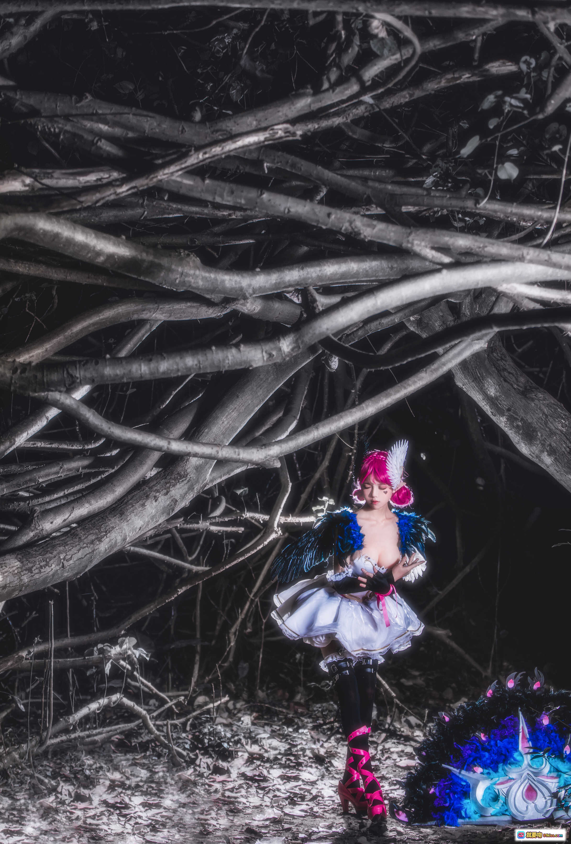 图片[10] - 桜桃喵COS小乔天鹅之梦 粉发黑羽白裙 烟雾环绕梦幻写真 12P高清美图 - 就要吻