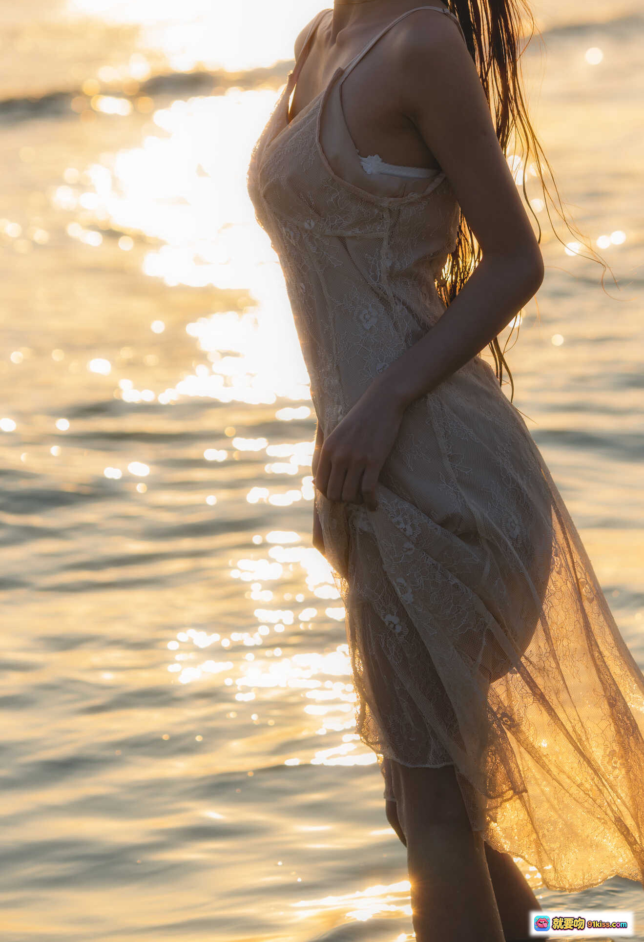 图片[9] - 桜桃喵096潮汐写真｜海边湿发少女｜透纱吊带裙｜夕阳海浪氛围感｜33P高清图集 - 就要吻
