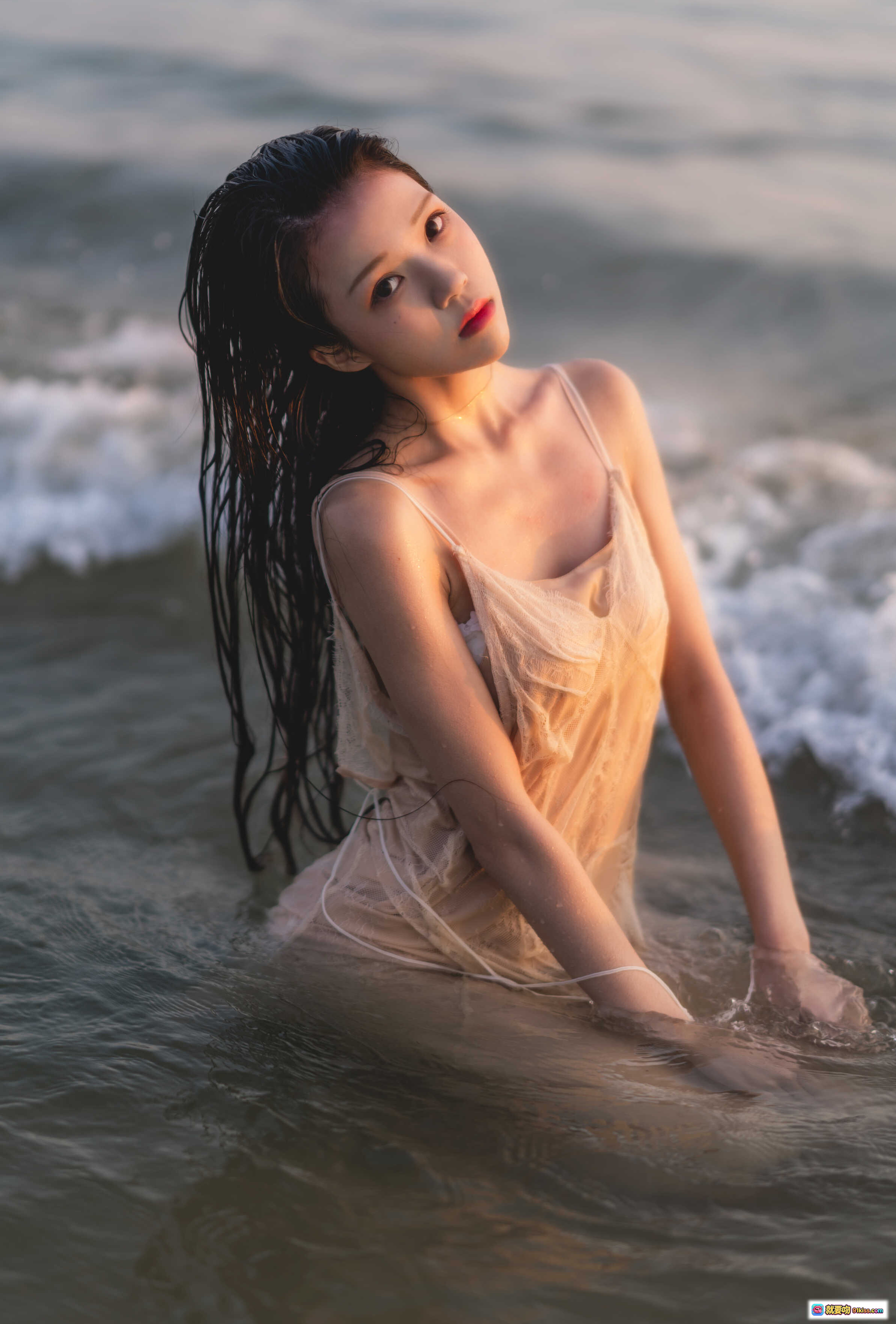 桜桃喵096潮汐写真｜海边湿发少女｜透纱吊带裙｜夕阳海浪氛围感｜33P高清图集 - 就要吻