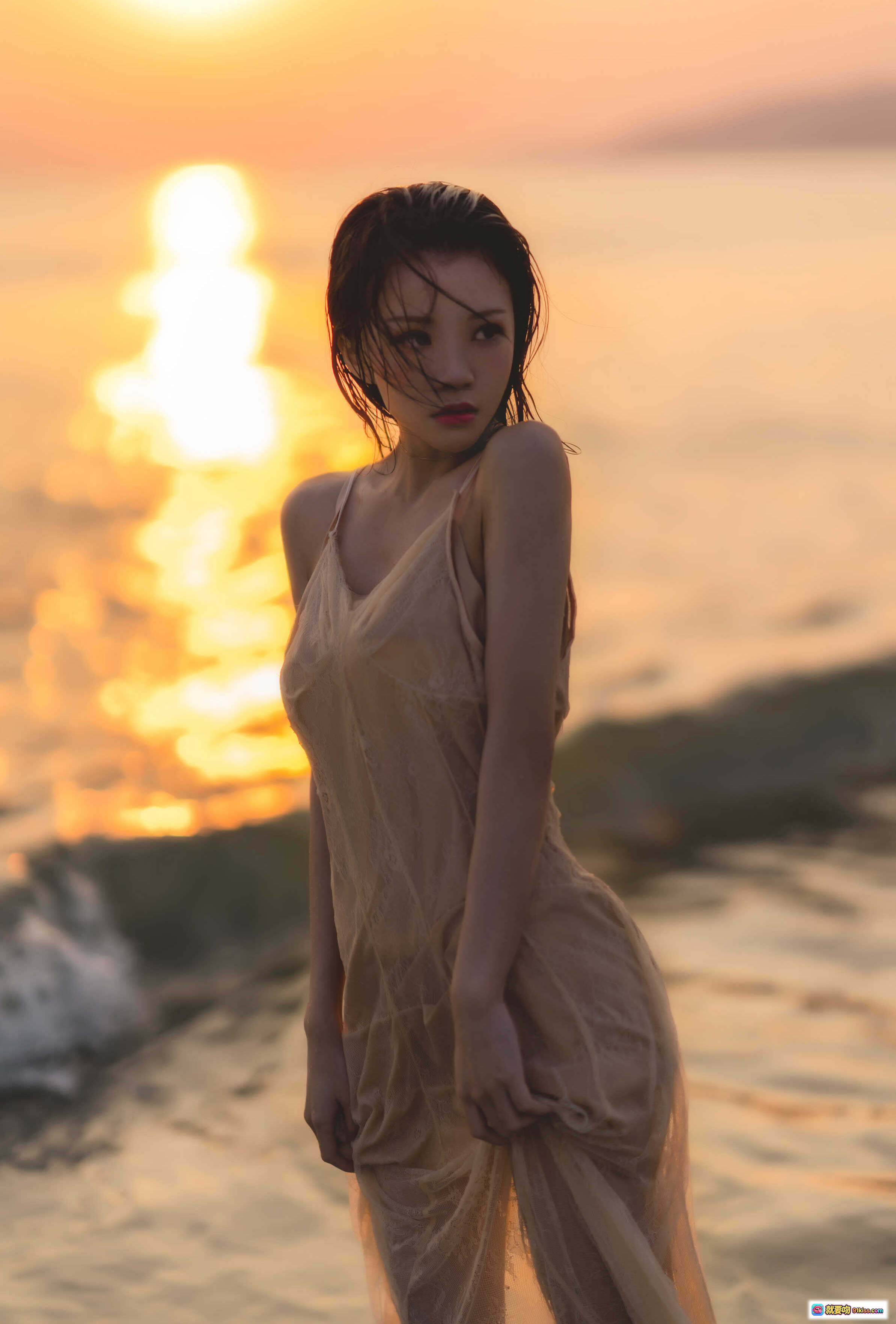 图片[6] - 桜桃喵096潮汐写真｜海边湿发少女｜透纱吊带裙｜夕阳海浪氛围感｜33P高清图集 - 就要吻