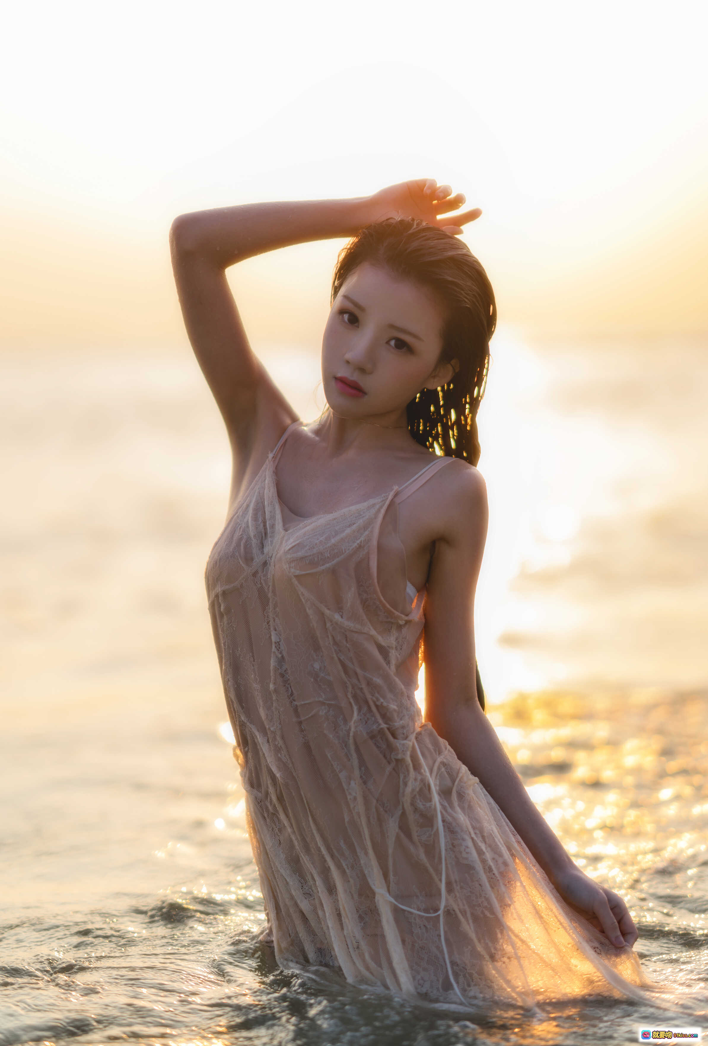 图片[4] - 桜桃喵096潮汐写真｜海边湿发少女｜透纱吊带裙｜夕阳海浪氛围感｜33P高清图集 - 就要吻
