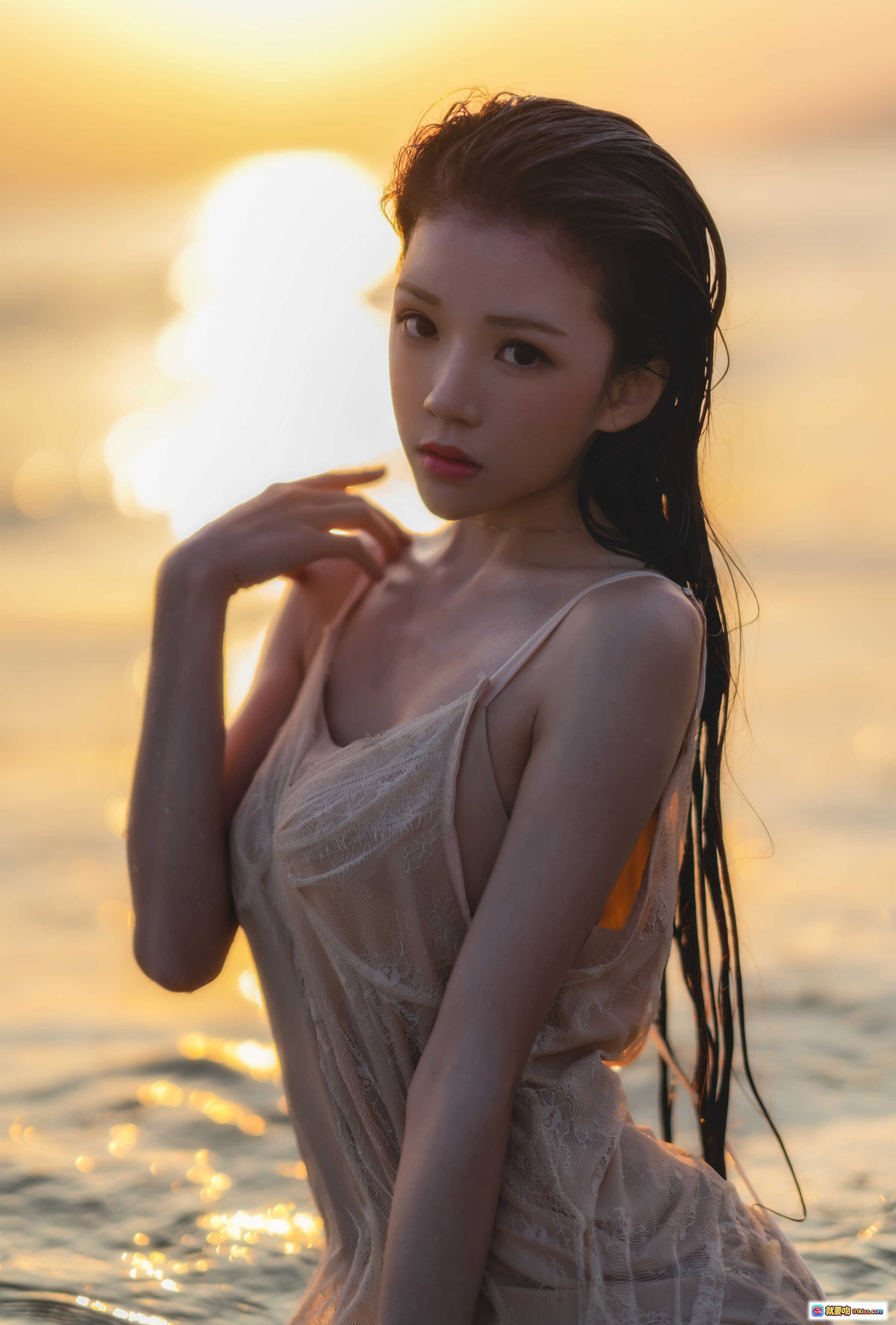 图片[8] - 桜桃喵096潮汐写真｜海边湿发少女｜透纱吊带裙｜夕阳海浪氛围感｜33P高清图集 - 就要吻