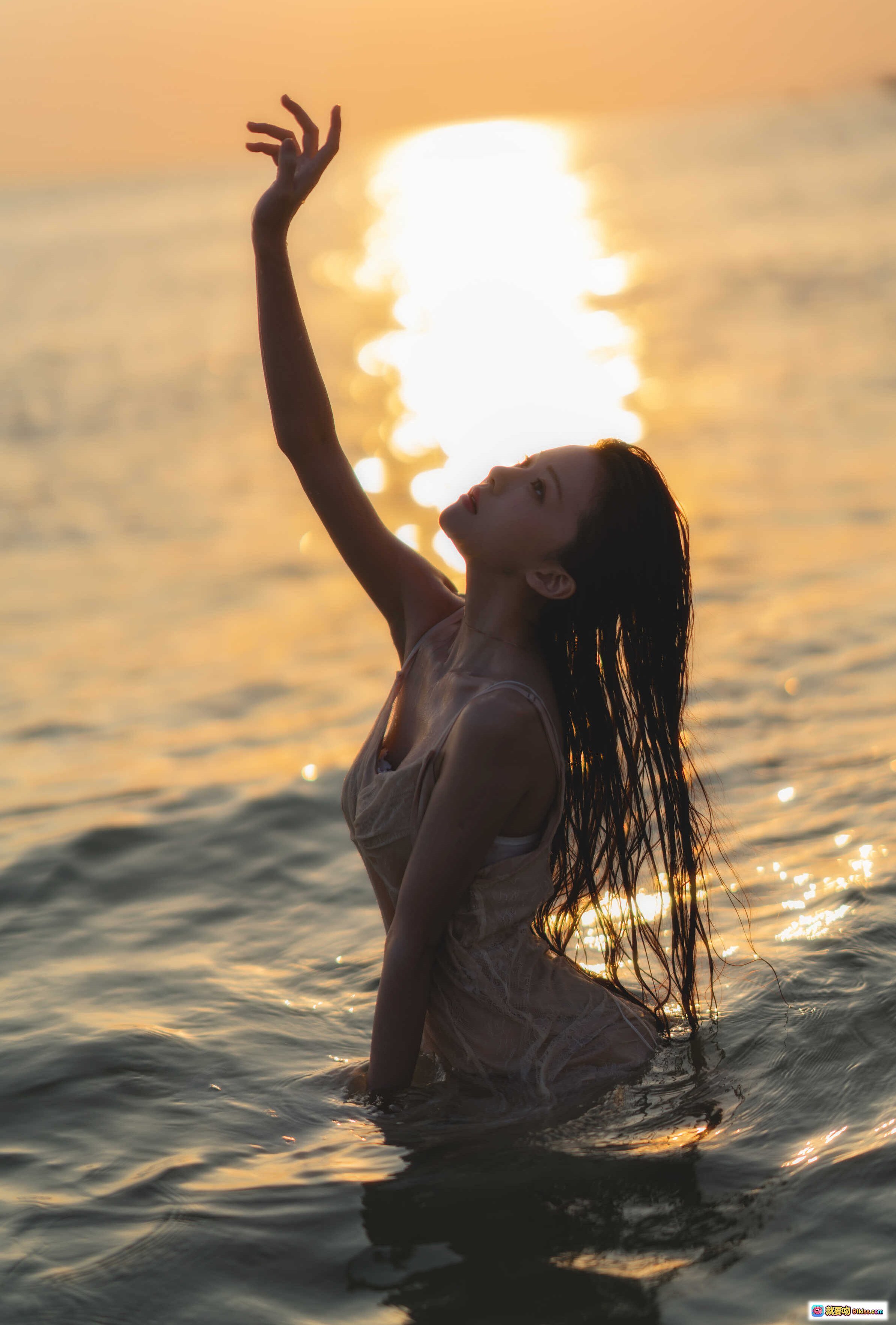 图片[2] - 桜桃喵096潮汐写真｜海边湿发少女｜透纱吊带裙｜夕阳海浪氛围感｜33P高清图集 - 就要吻