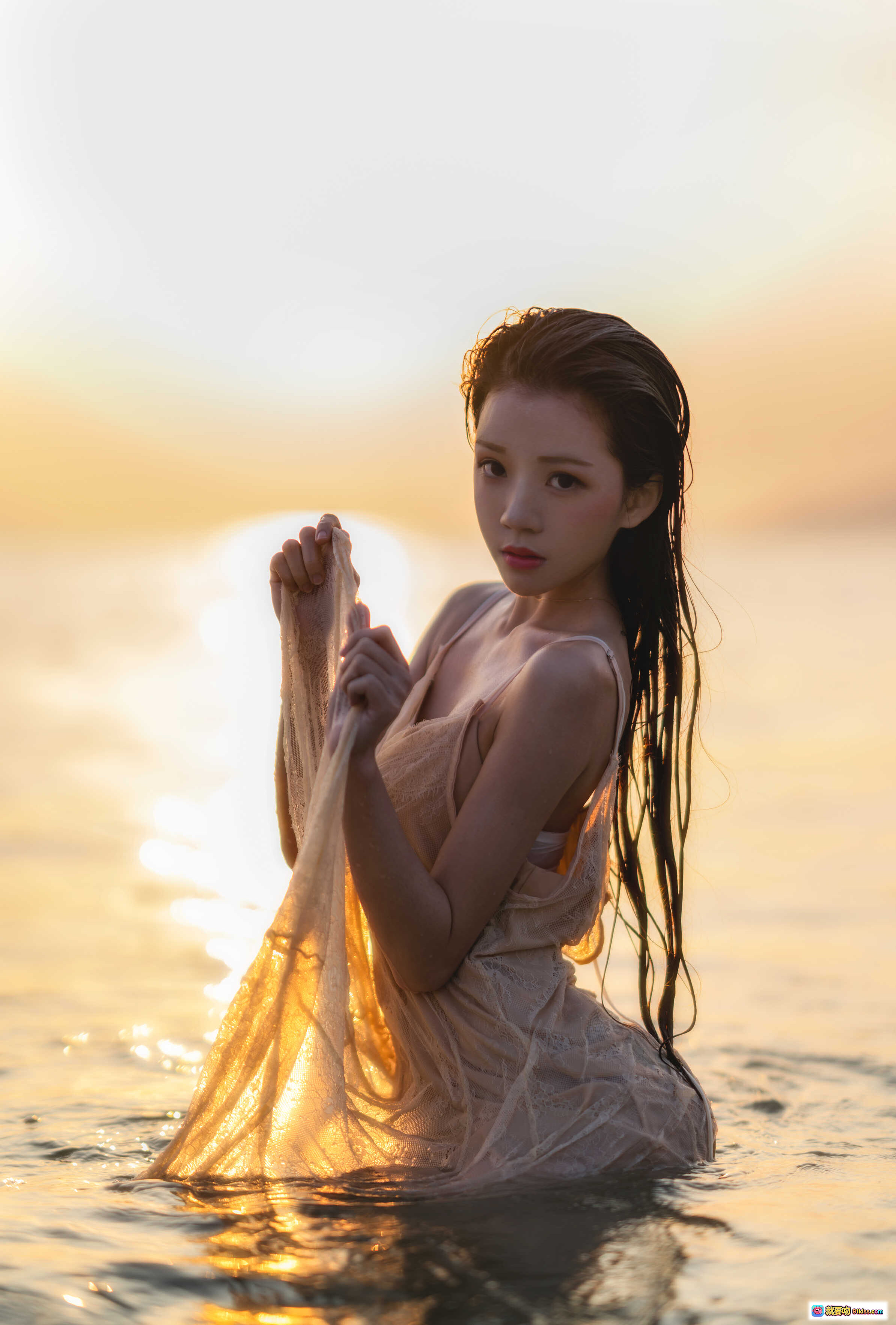 图片[7] - 桜桃喵096潮汐写真｜海边湿发少女｜透纱吊带裙｜夕阳海浪氛围感｜33P高清图集 - 就要吻