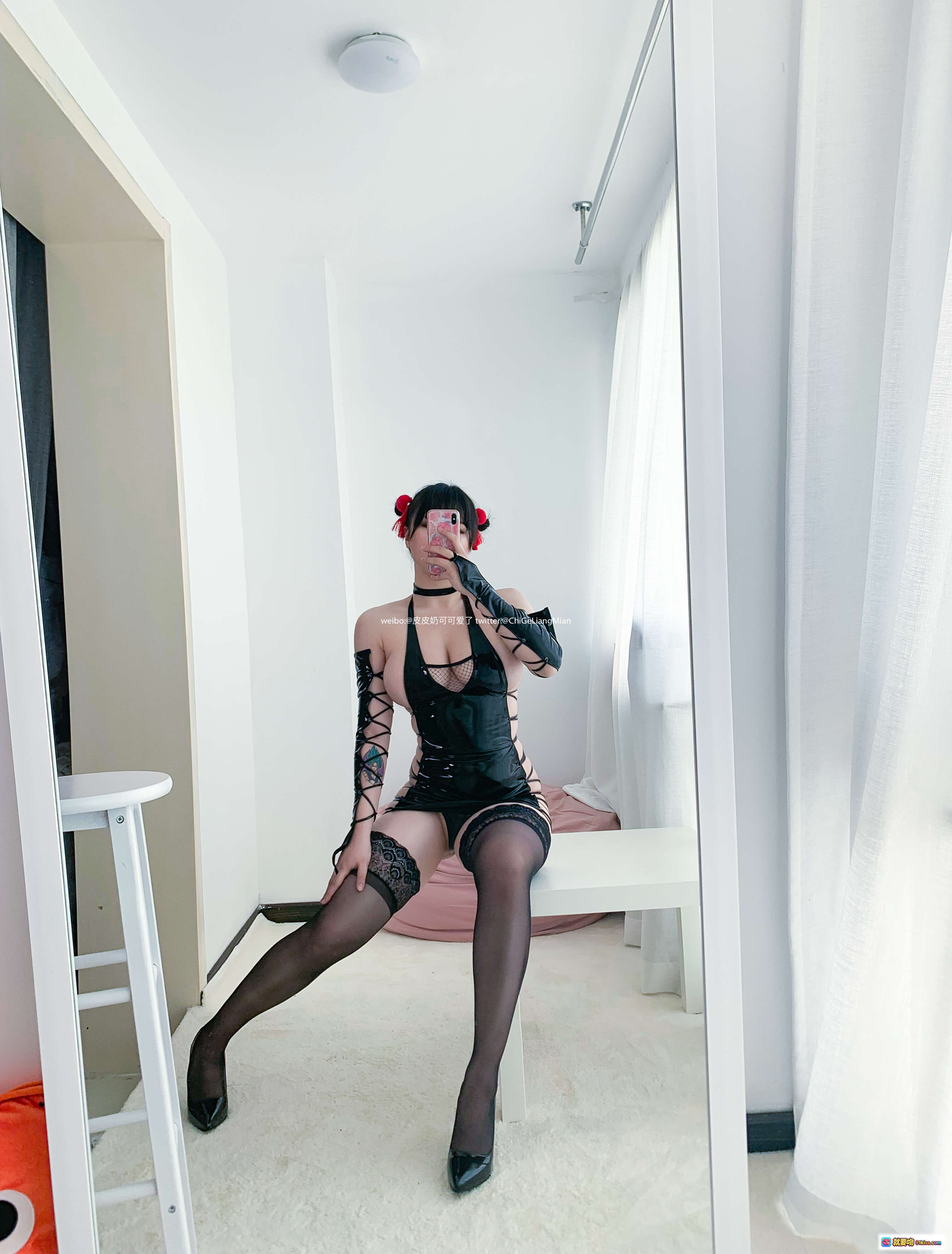 图片[6] - 皮皮奶NO.017忍者皮衣写真｜黑色漆皮连体衣+绑带长袖+蕾丝渔网袜+高跟黑丝美腿诱惑45P - 就要吻