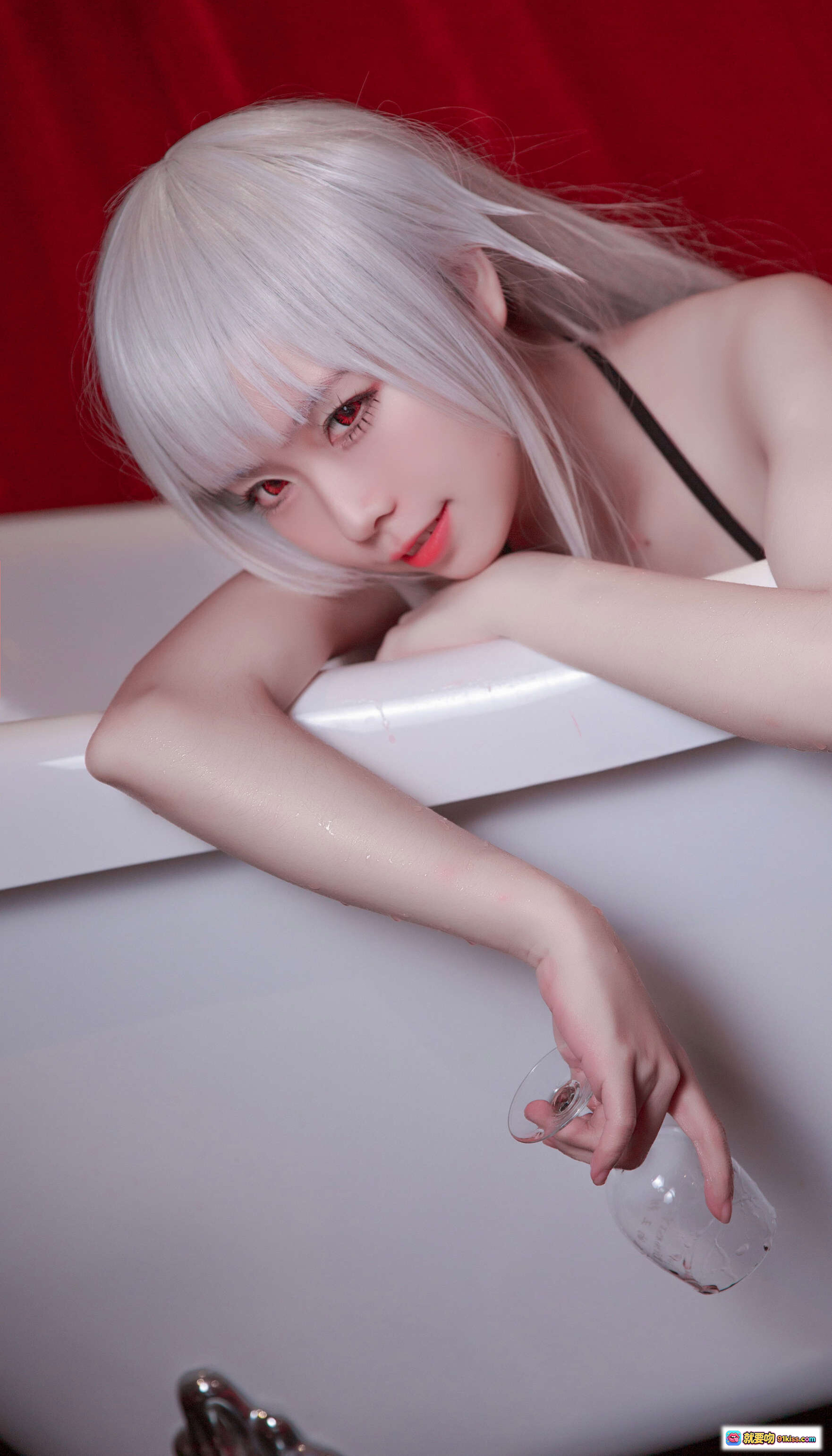 图片[4] - G44不会受伤 NO.015 雾枝披风 Cosplay 白发少女 浴缸写真 黑色内衣 红砖背景 柔美姿态 14P高清图集 - 就要吻