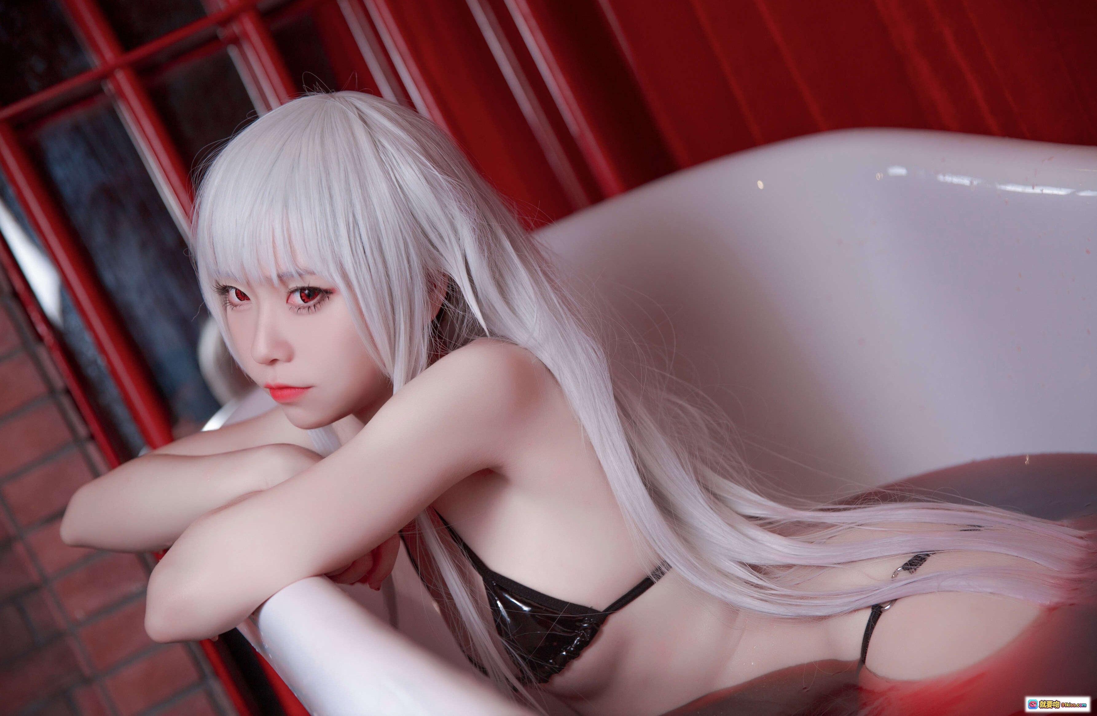 G44不会受伤 NO.015 雾枝披风 Cosplay 白发少女 浴缸写真 黑色内衣 红砖背景 柔美姿态 14P高清图集 - 就要吻