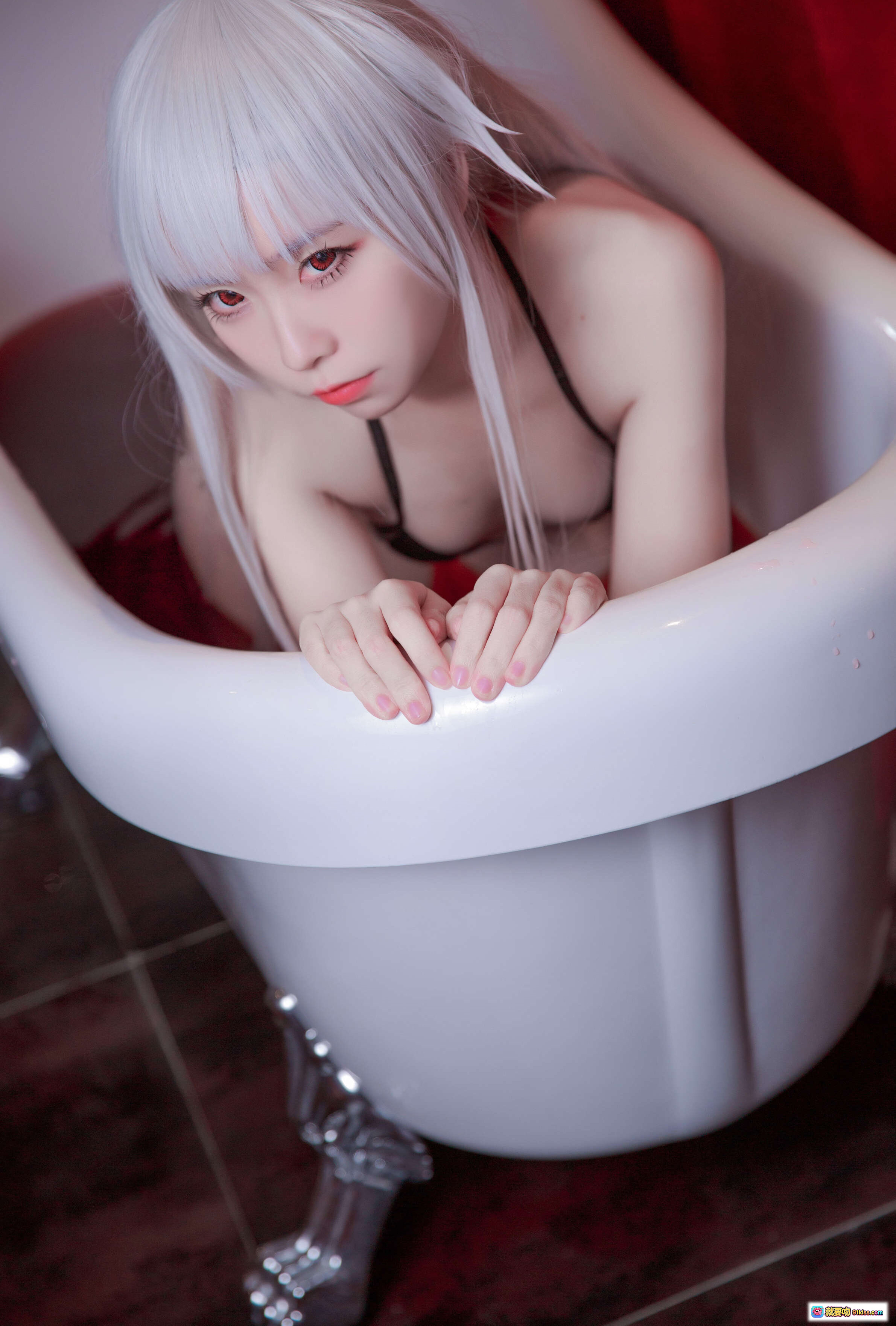 图片[8] - G44不会受伤 NO.015 雾枝披风 Cosplay 白发少女 浴缸写真 黑色内衣 红砖背景 柔美姿态 14P高清图集 - 就要吻