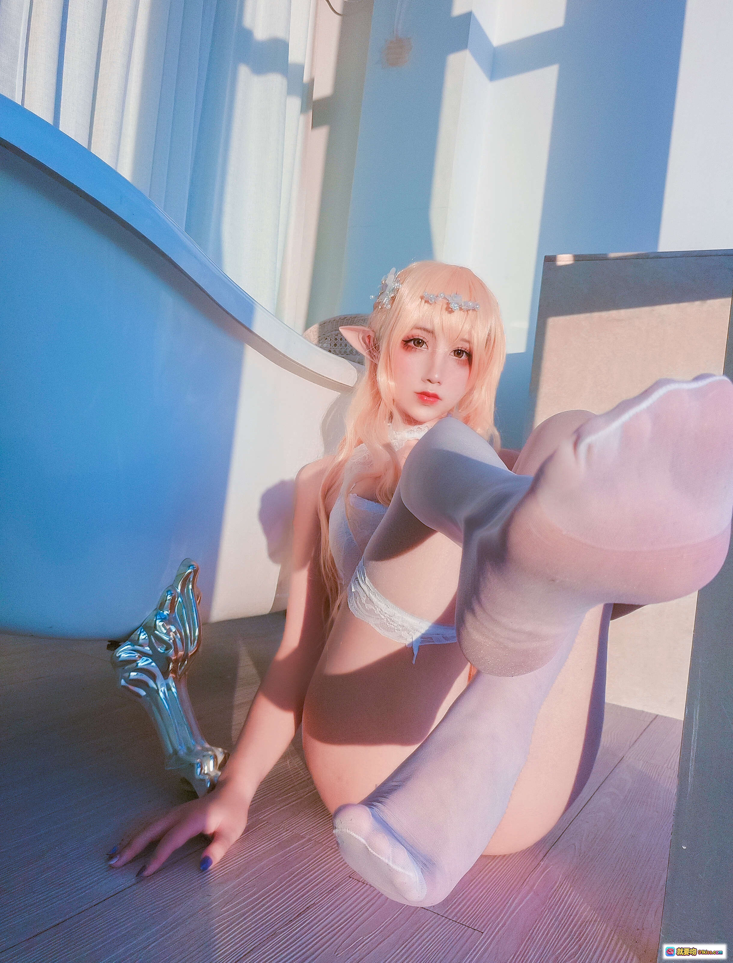 图片[3] - 九曲Jean NO.045 精灵少女写真 | 金发精灵耳 | 白色蕾丝内衣 | 蓝色浴缸旁坐姿 | 阳光光影美拍 | 20P高清图集 - 就要吻