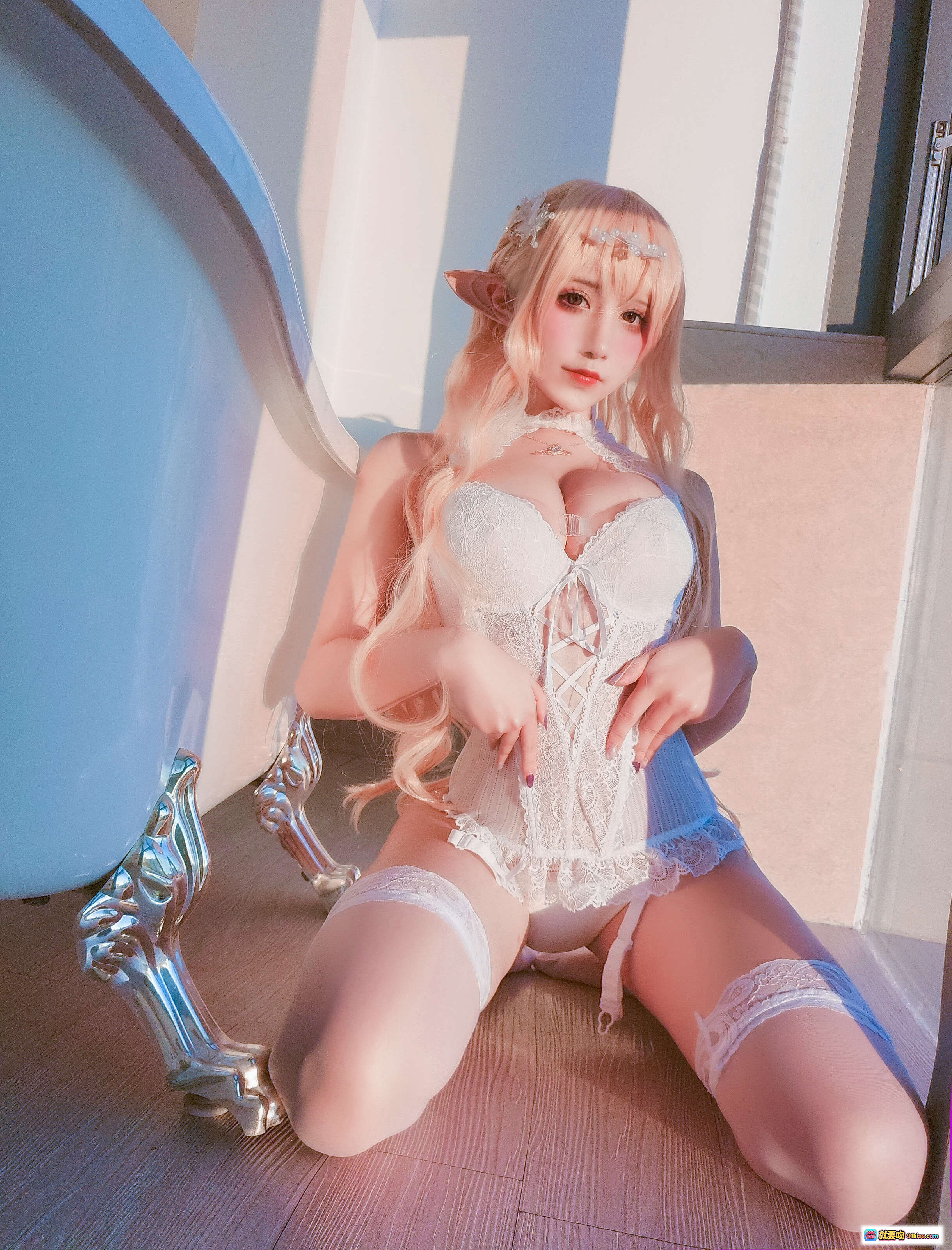 图片[2] - 九曲Jean NO.045 精灵少女写真 | 金发精灵耳 | 白色蕾丝内衣 | 蓝色浴缸旁坐姿 | 阳光光影美拍 | 20P高清图集 - 就要吻