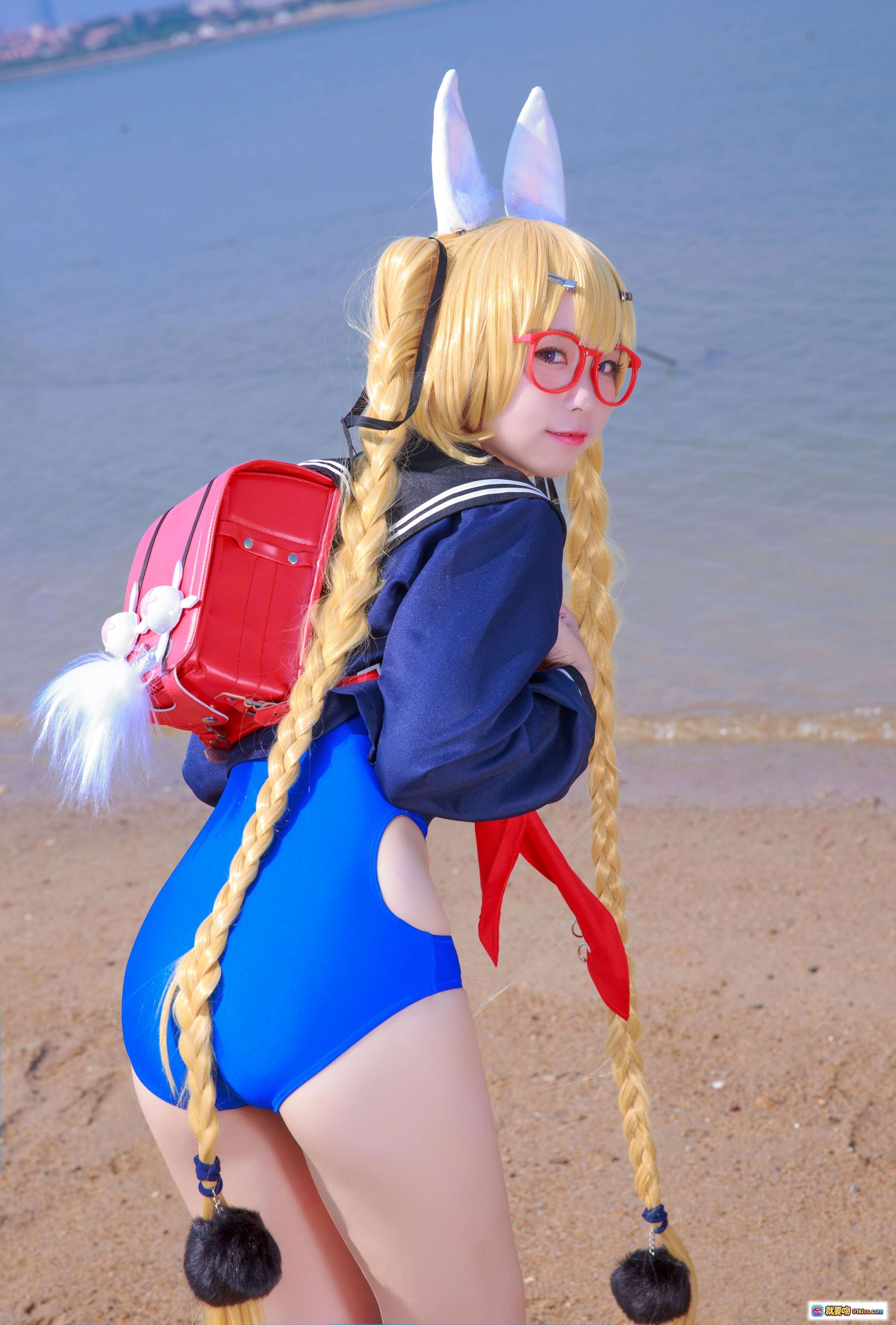 旋风校服cosplay海边写真 | 金发双马尾兔耳少女 | 红框眼镜蓝泳装背红书包 | G44不会受伤NO.037 - 就要吻